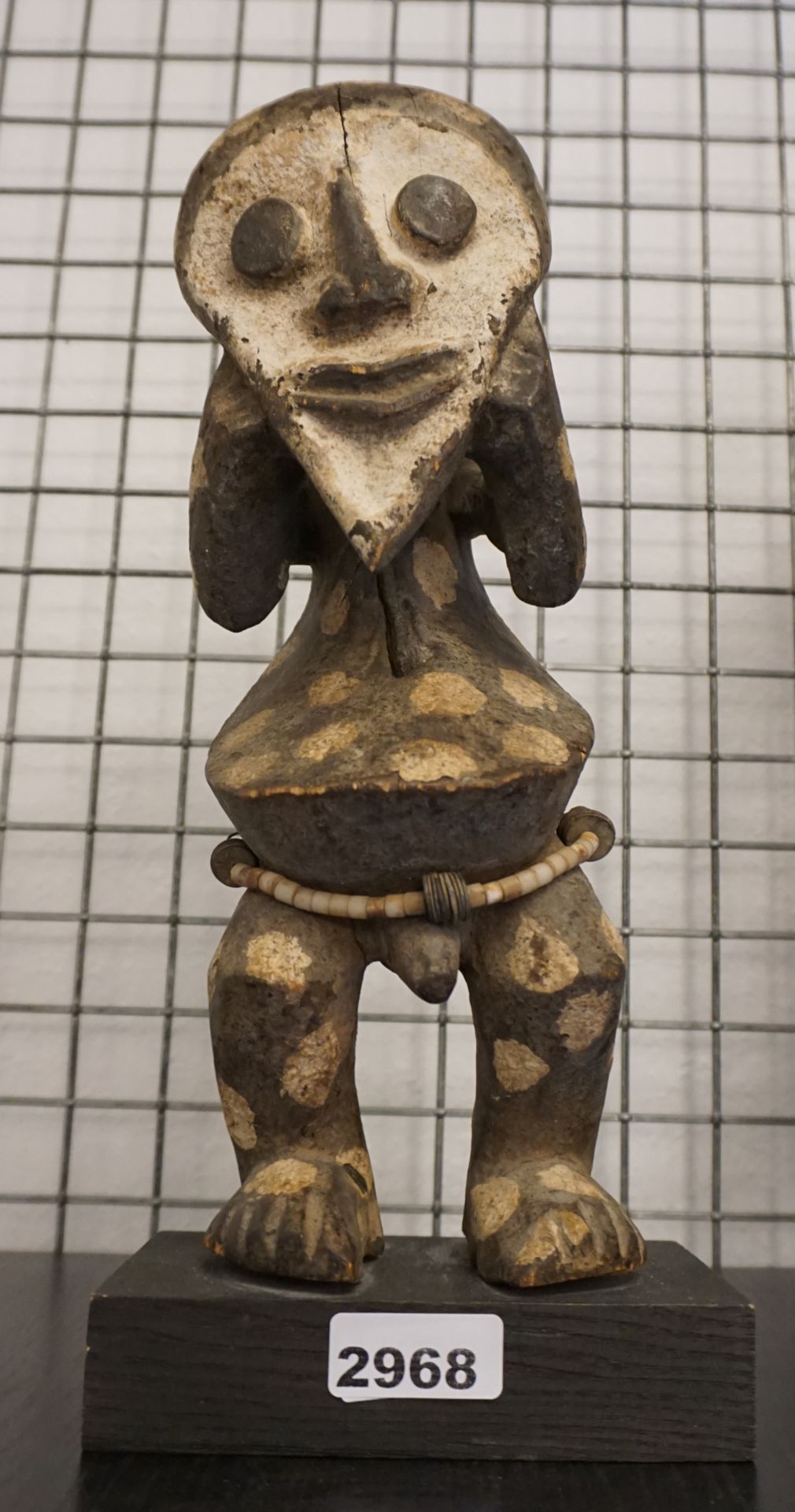 1 Holzfigur lt. EL/unters. im Stil der Mambila Kultur, Nigeria z.T. bemalt, mit Sockel H ca. 41cm,