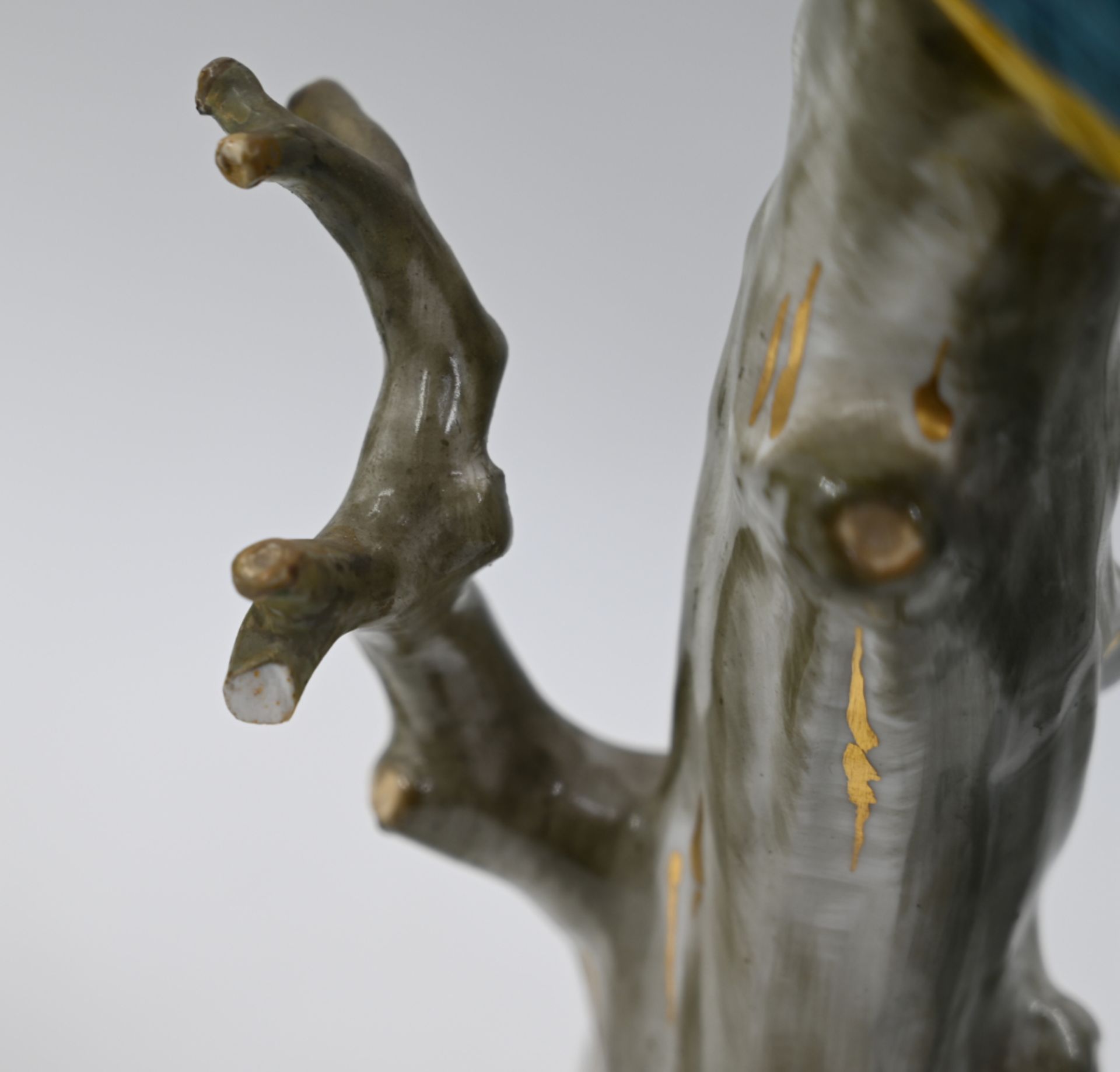 1 Pendant Figuren Porzellan MEISSEN Knaufschwerter, "Papagei auf Baumstumpf sitzend/ fressend", - Image 7 of 7