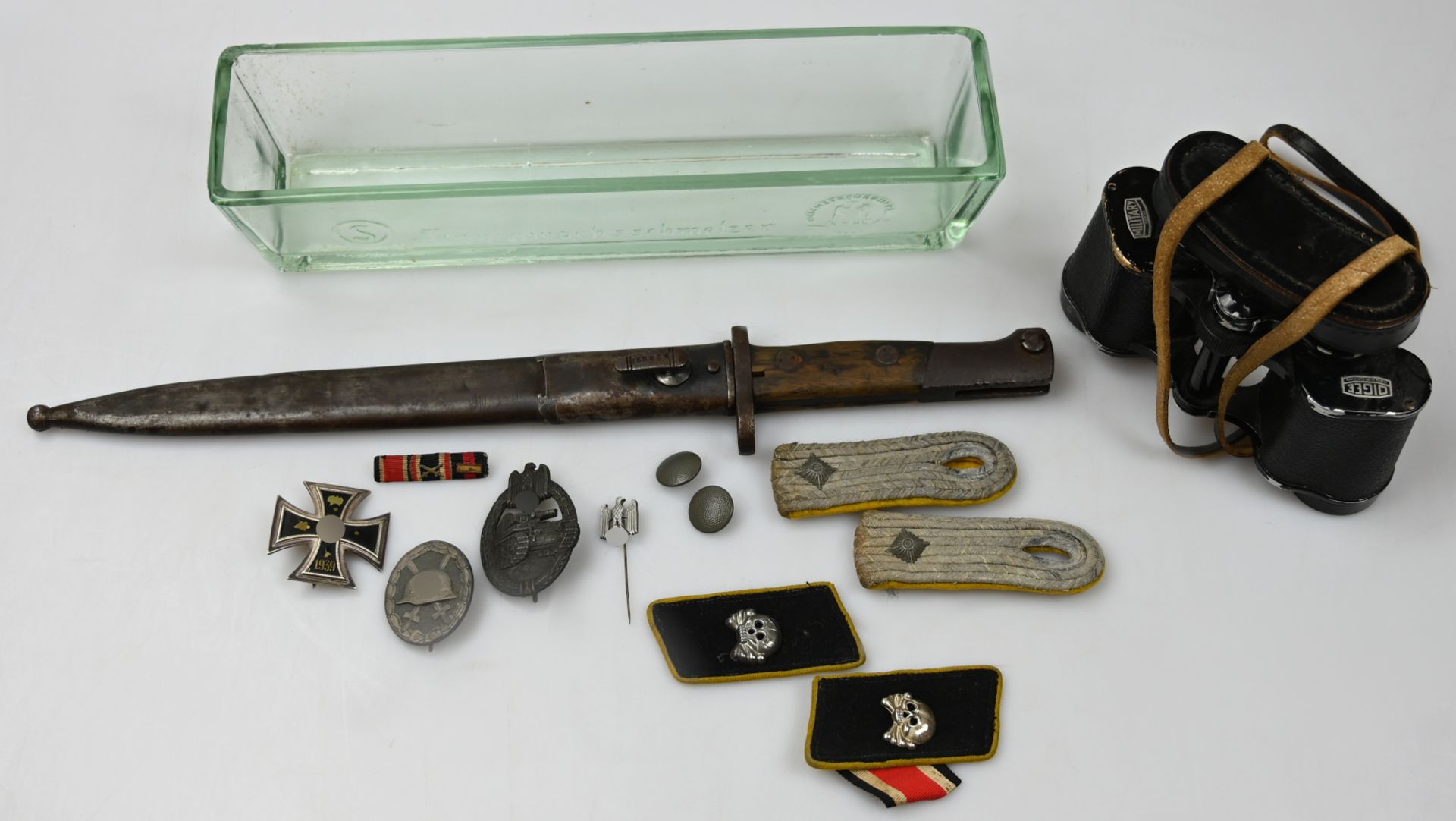 1 Konv. Militaria 2. WK: Orden/Abzeichen "Eisernes Kreuz", "Panzerkampfabzeichen", Epauletten "Oberl