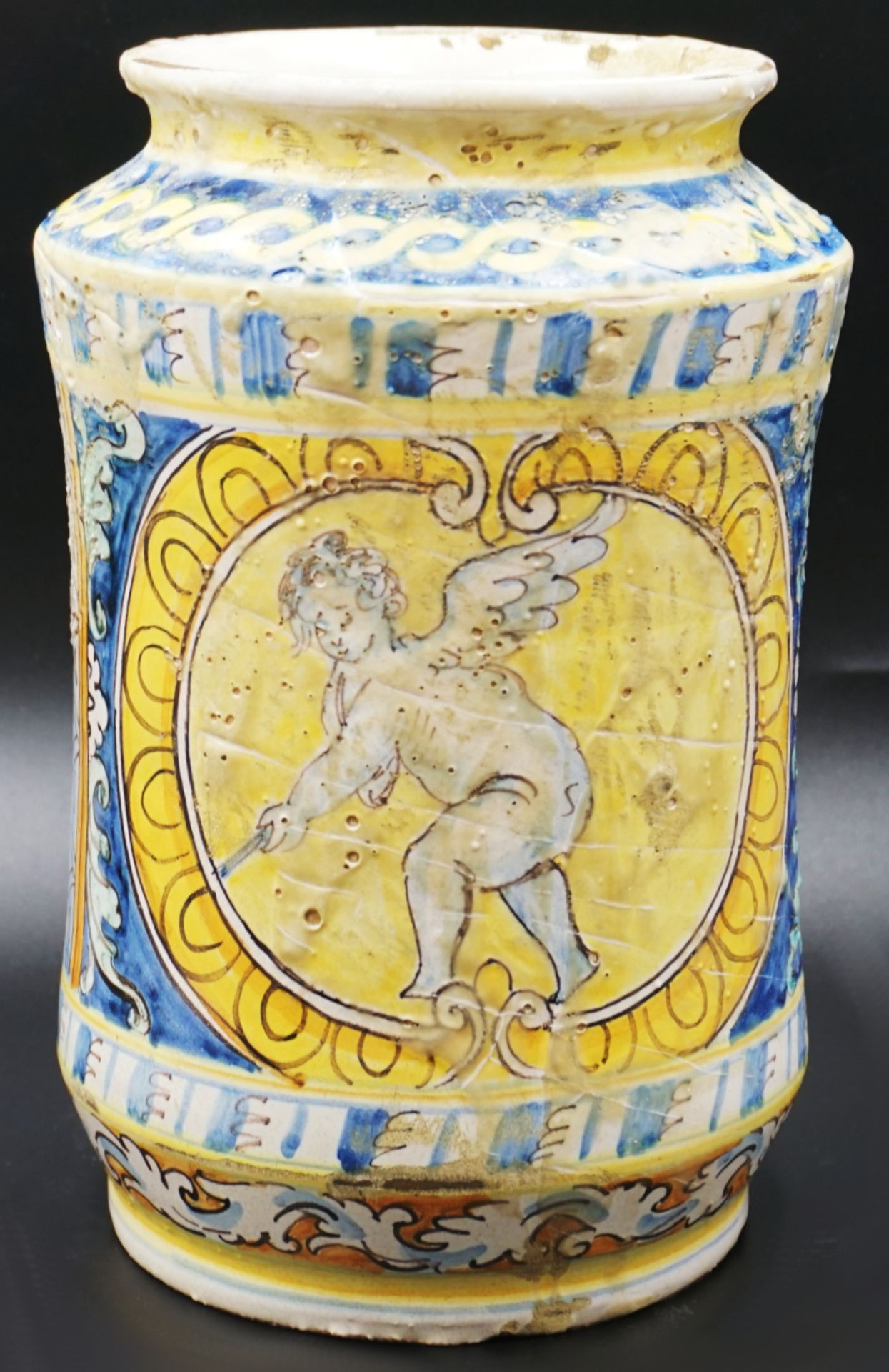 1 Albarello/Apothekergefäß wohl 18. Jh., polychrom gefasst, Schauseite Medaillon "Amorette", H ca. 2