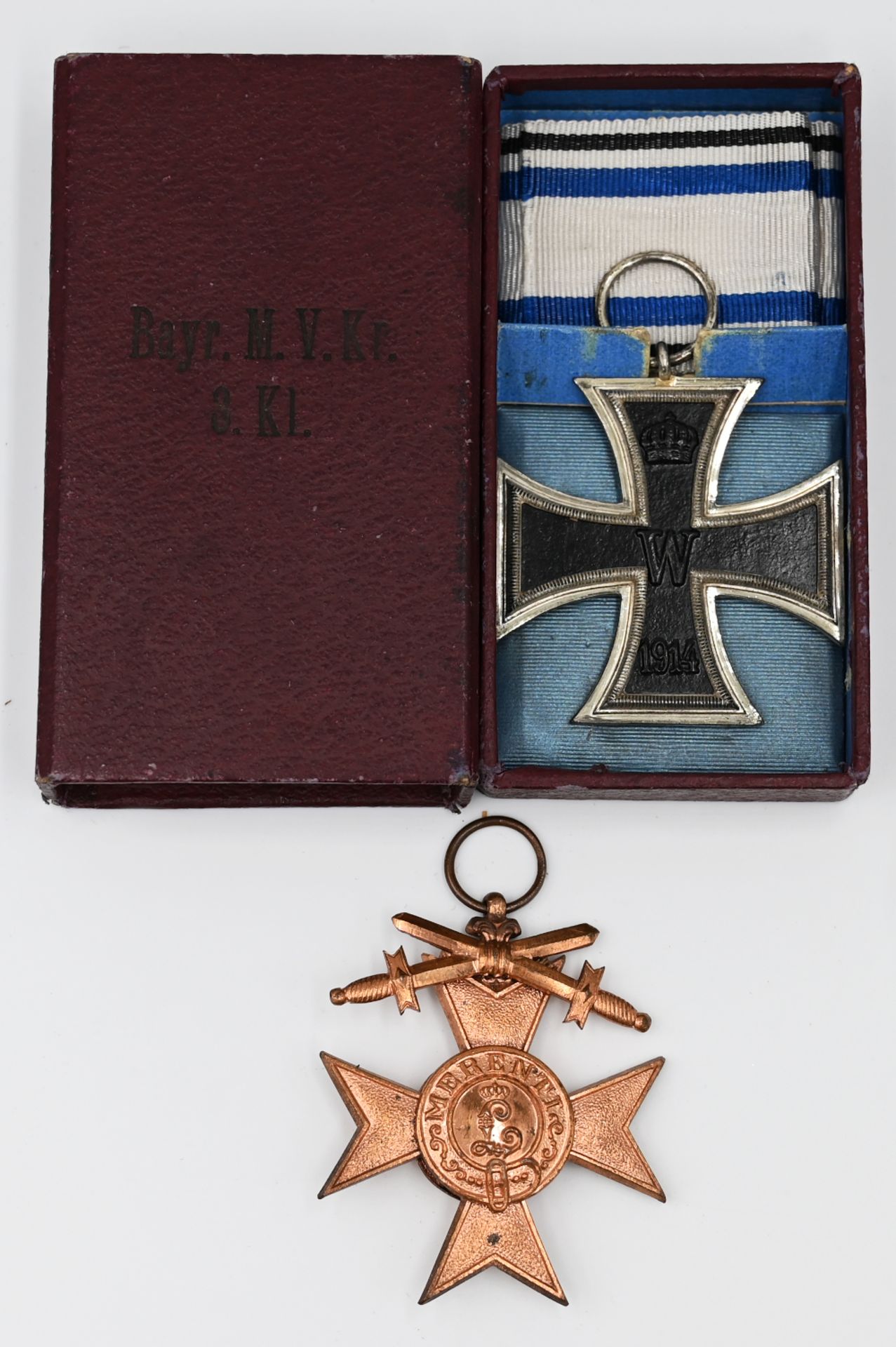 2 Orden 1. WK: "Militärverdienstkreuz" 3. Klasse mit Band und Schatulle sowie "Eisernes Kreuz" je As