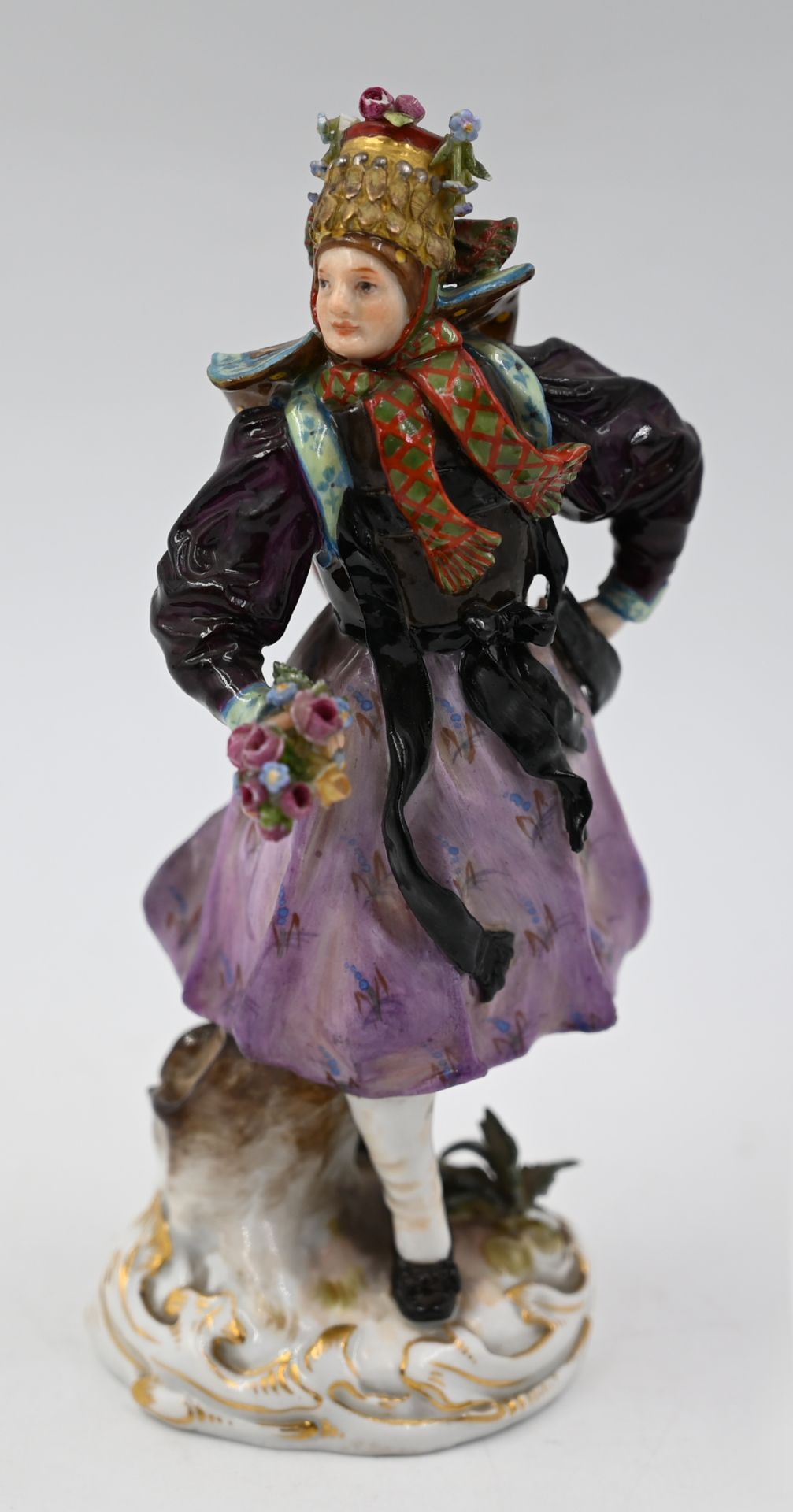 1 Figur Porzellan MEISSEN Knaufschwerter "Frau in Tracht mit Brautkrone",