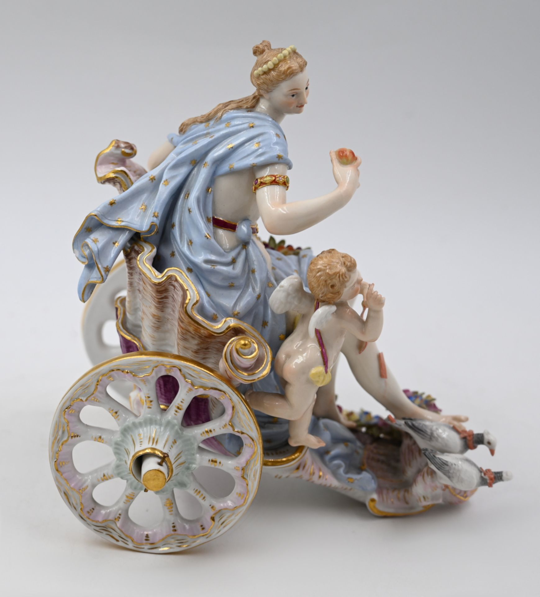 1 Figurengruppe Porzellan MEISSEN Knaufschwerter, "Venus und Amor im Muschelwagen von zwei Tauben g - Image 3 of 6