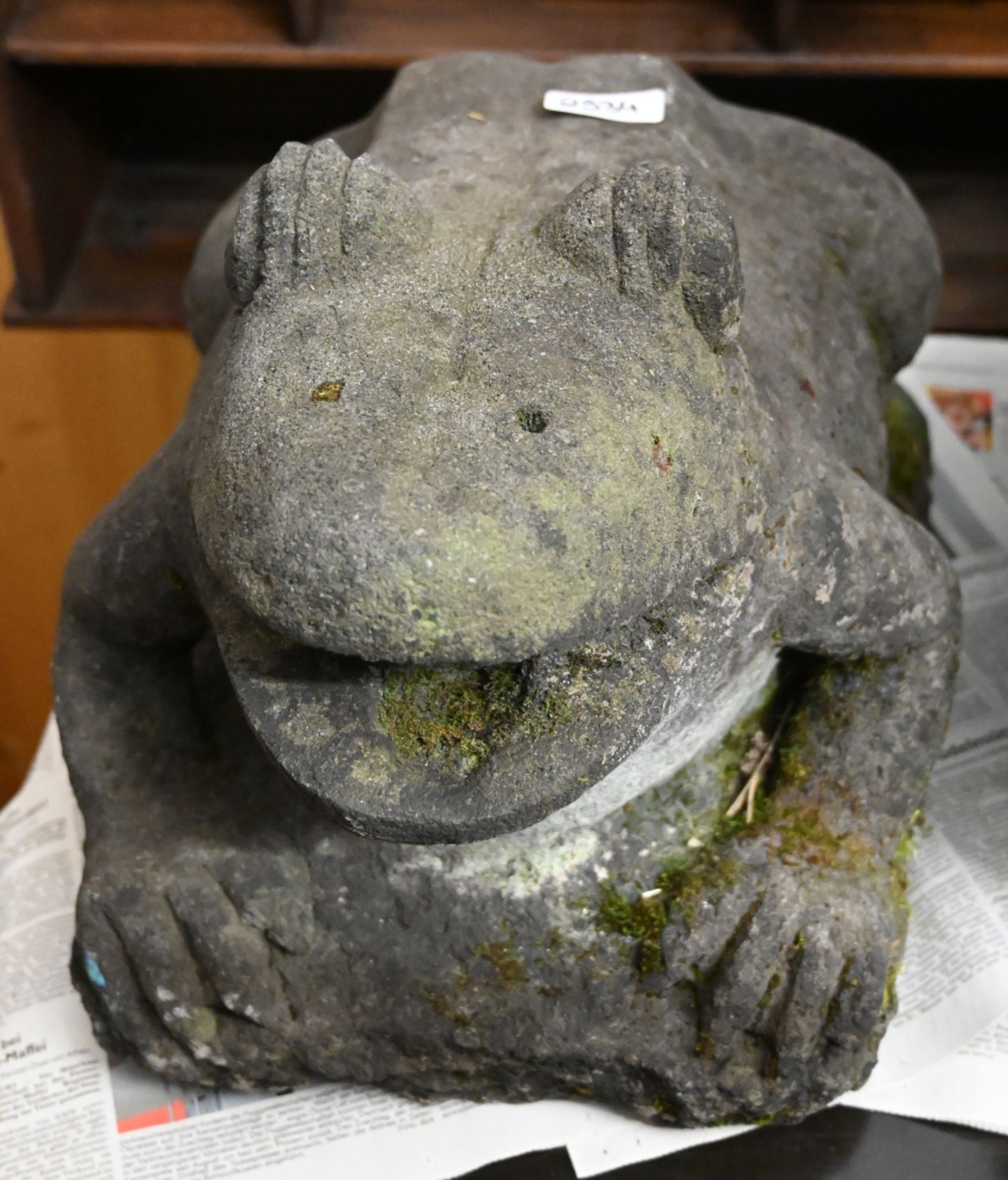 3 Gartenfiguren Bronze/ Stein, z.T. Wasserspeier, "Schwanenpaar", "Frosch", "Mops", - Bild 2 aus 3