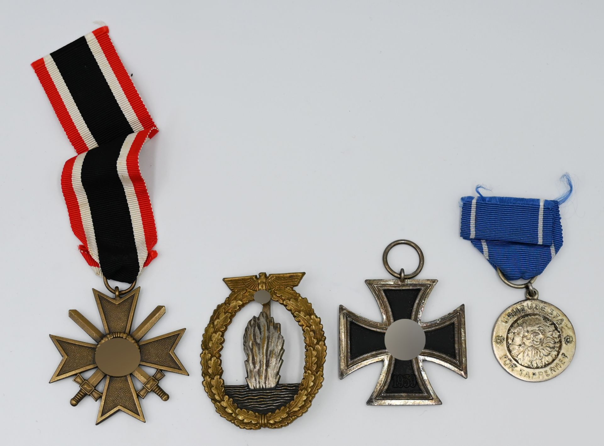 4 Orden/Abzeichen 2. WK: "Eisernes Kreuz", "Kriegsverdienstkreuz", "Minensucher Kriegsabzeichen"