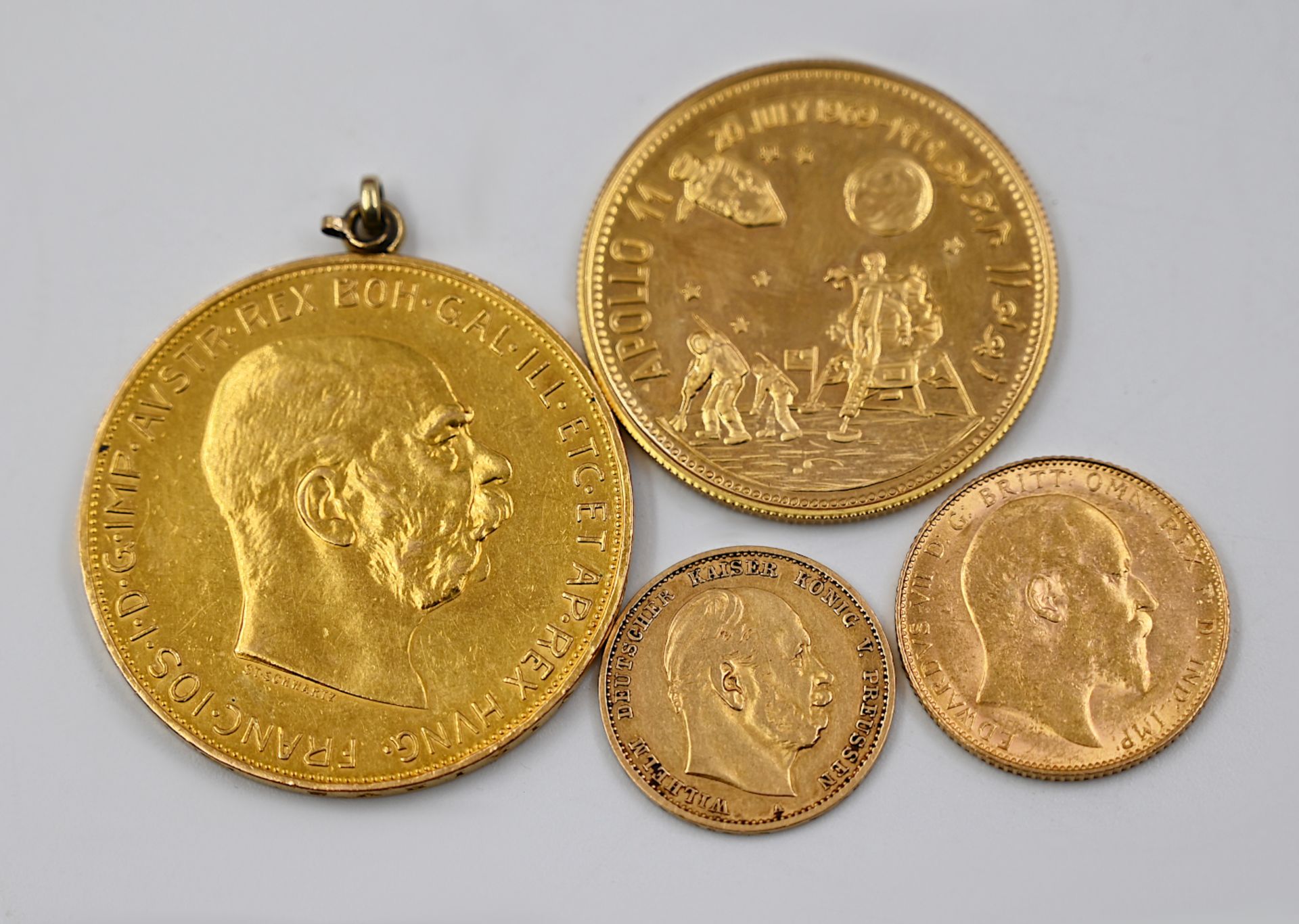 1 Goldmünze Deutsches Reich 10 Mark, 1 Goldmünze England, 1 Goldmünze Österreich 100 Cor (als Anhäng