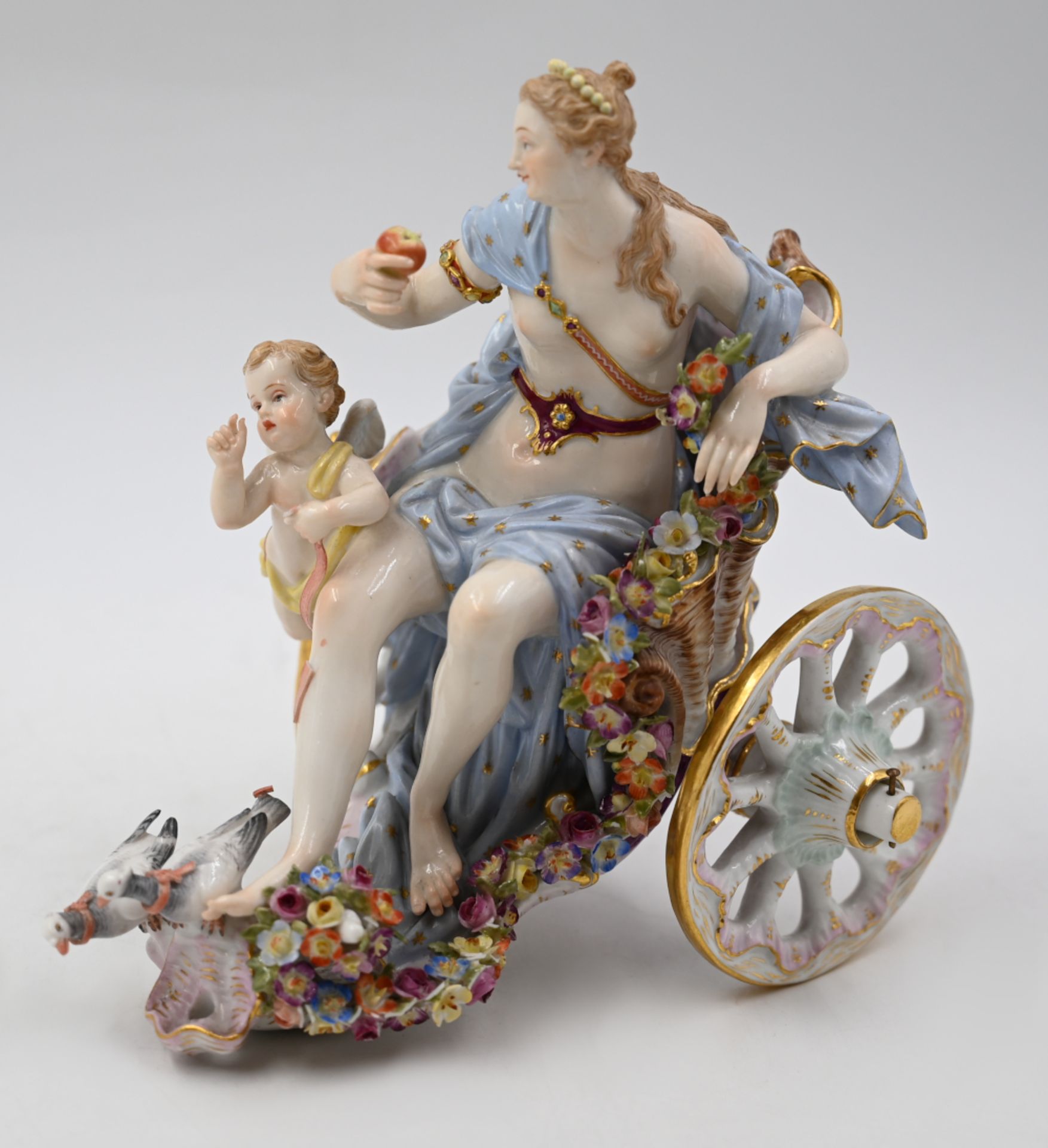 1 Figurengruppe Porzellan MEISSEN Knaufschwerter, "Venus und Amor im Muschelwagen von zwei Tauben g