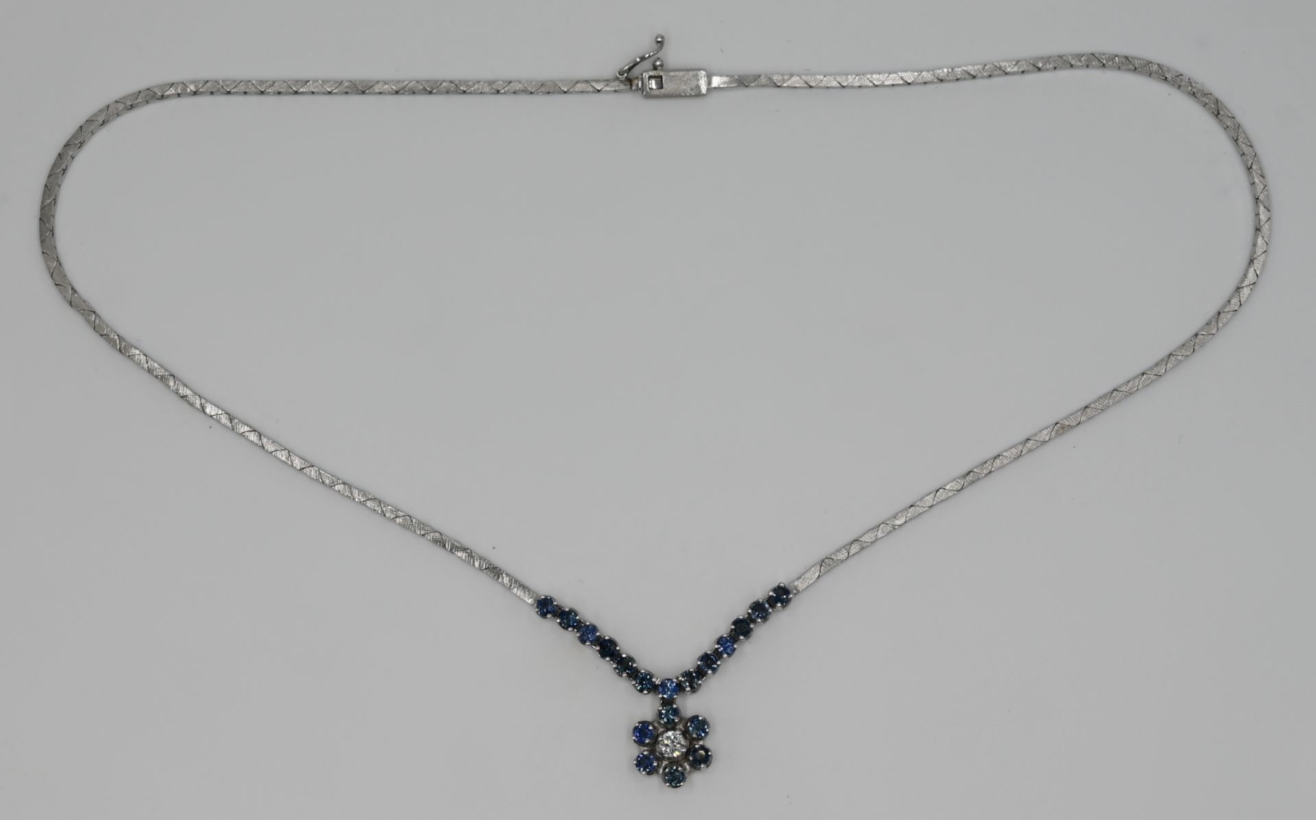 1 Collier WG 14ct., zentral Solitärbrillant ca. 0,2ct., wohl Saphire, Gesamtgewicht ca. 14g