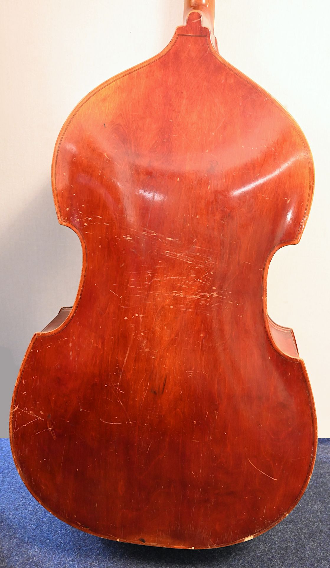 1 Kontrabass mit 4 Saiten (wohl 20. Jh.), ca. H 190cm, z.T. besch. (Abrieb, Kratzer u.a./Bogen fehlt - Image 2 of 3