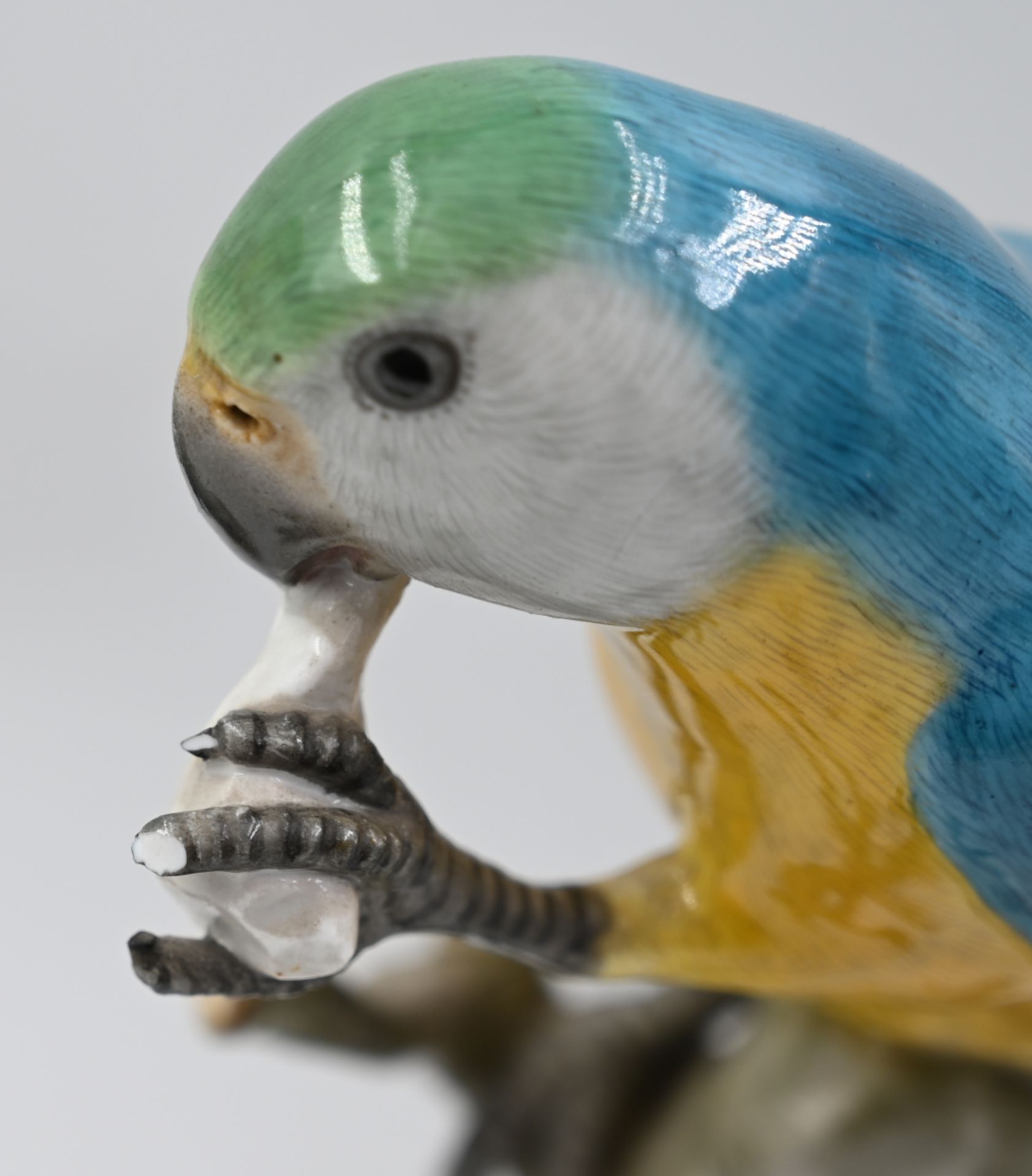 1 Pendant Figuren Porzellan MEISSEN Knaufschwerter, "Papagei auf Baumstumpf sitzend/ fressend", - Image 6 of 7