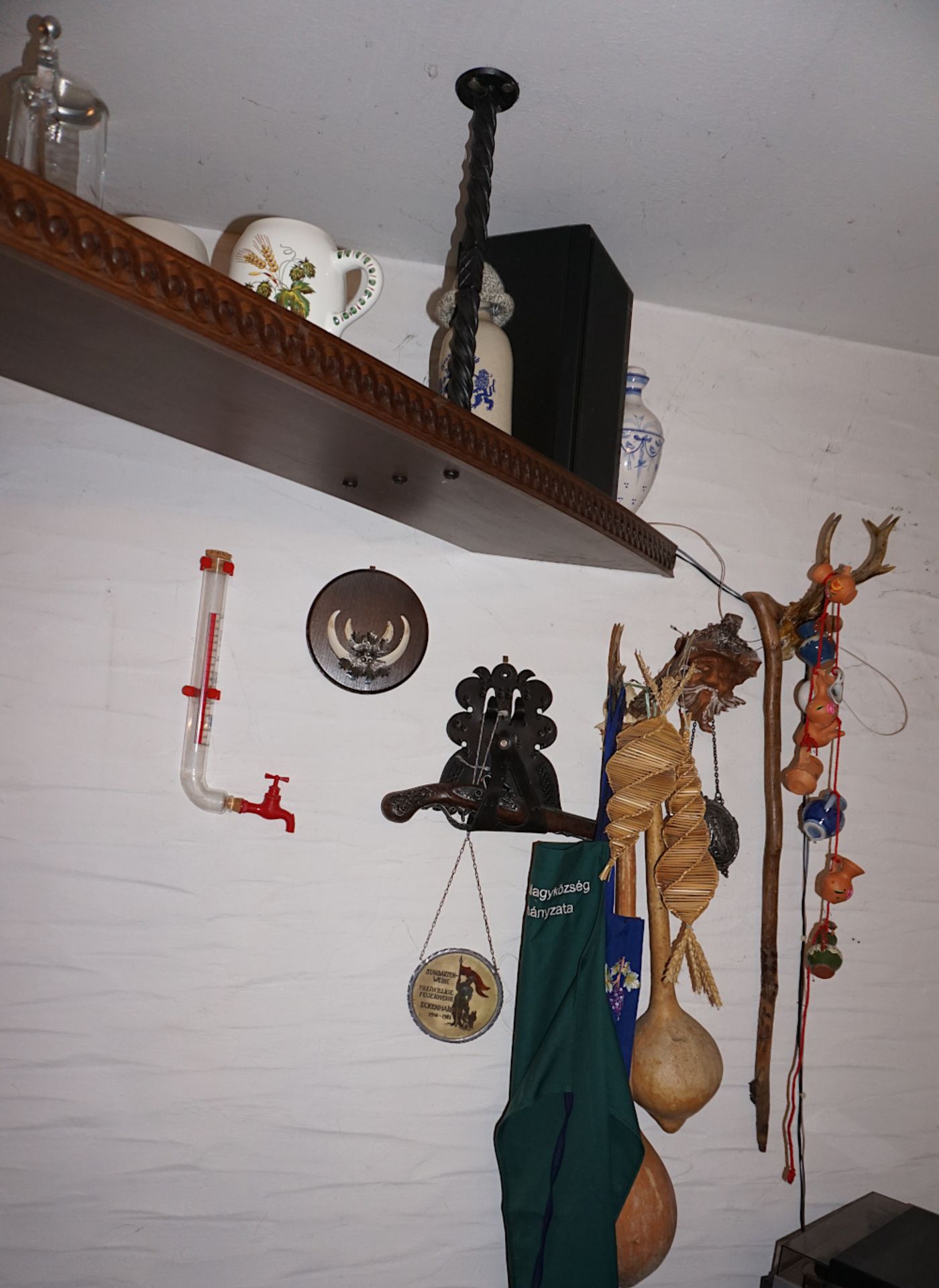 1 Kellerrauminhalt: Hausrat, Tellerboard, Bilder, Krüge, Holzfiguren, Elektrogeräte, Diverses, Alkoh - Bild 8 aus 14