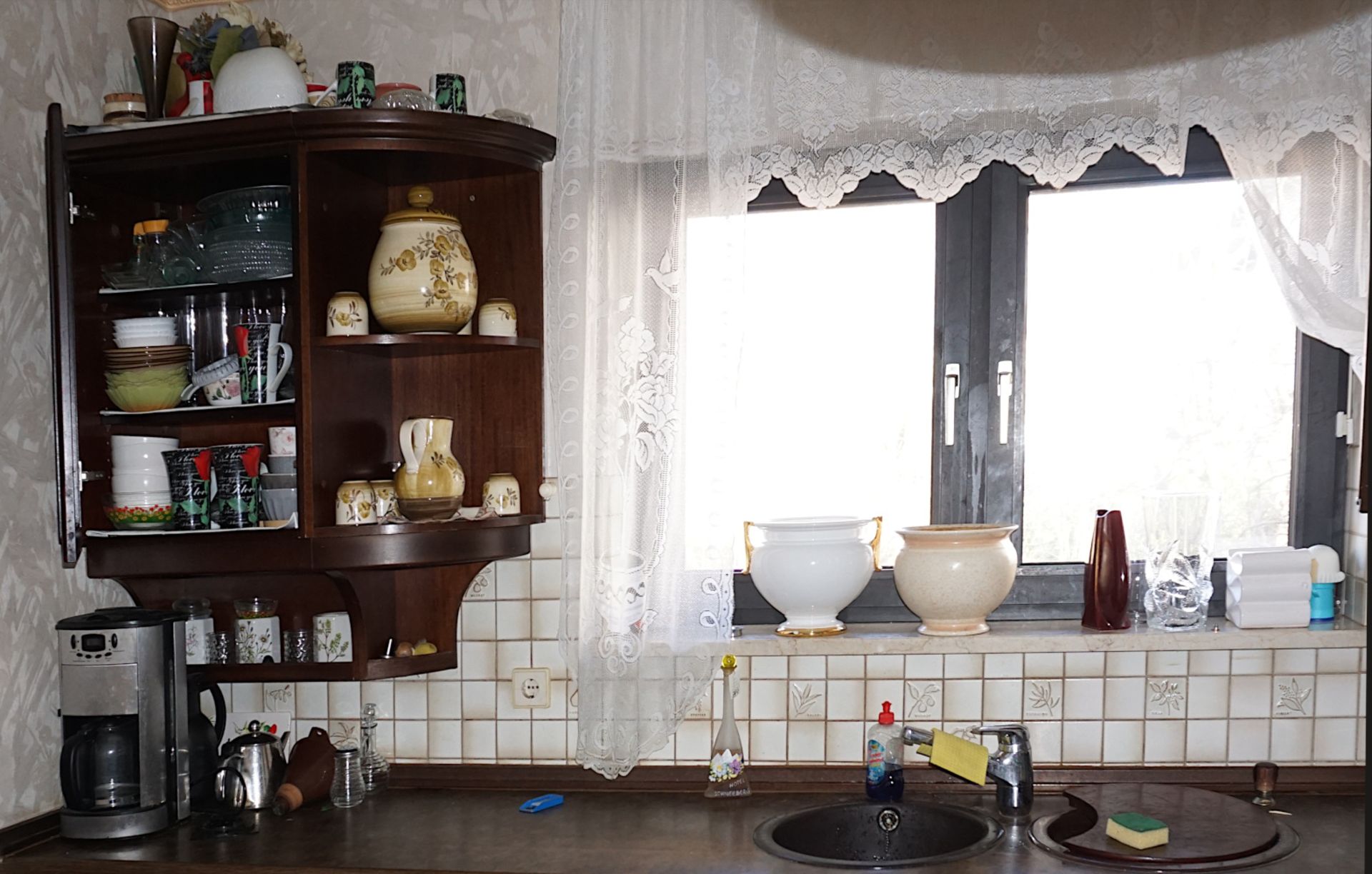 Kücheninhalt (ohne Küche): Hausrat, Elektrogeräte, Gläser, Holz- und Metallwaren, weißes Kleinmöbel,