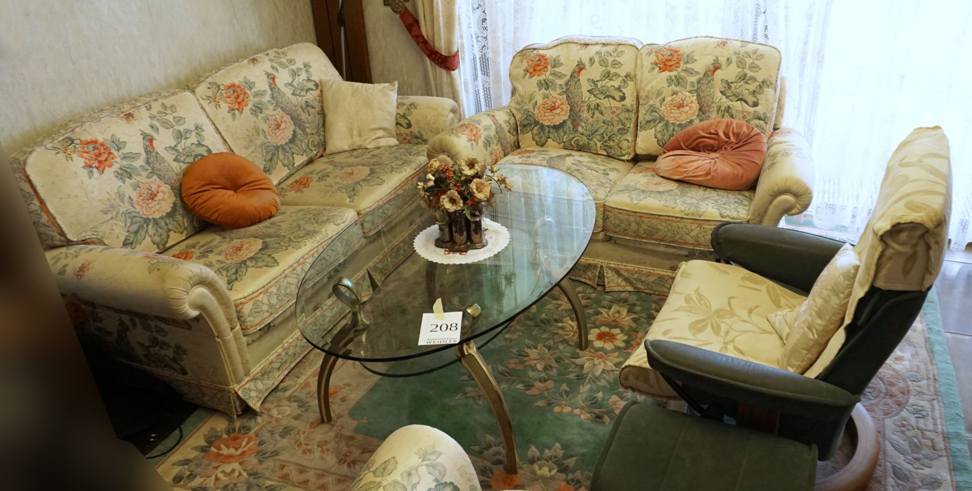 1 Couchgarnitur mit ovalem Glastisch, Chinateppich, Vorhänge, Deckenlampe und 2 Wandlampen, Asp.