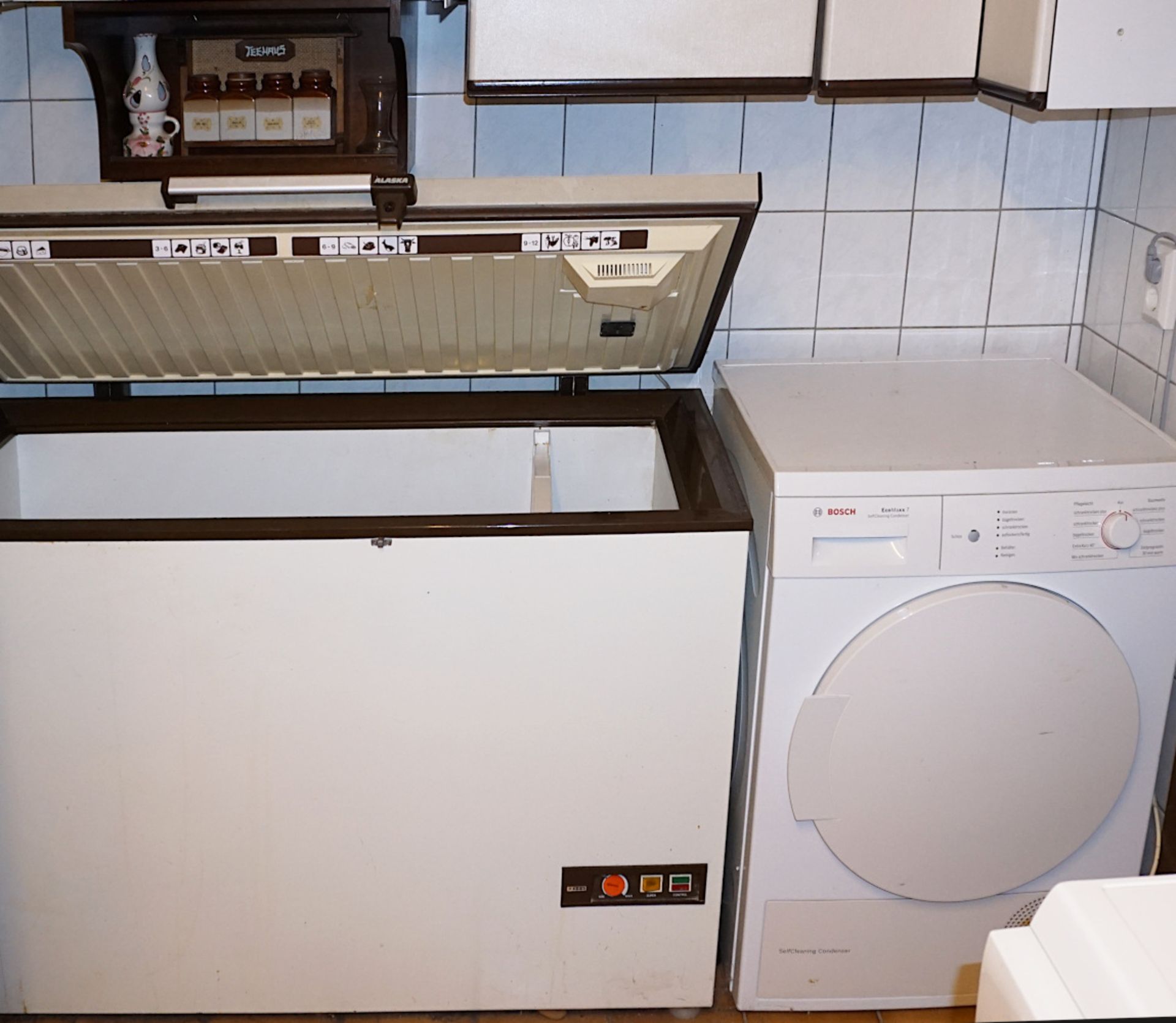 2 Kellerräume: Spülmaschine, Waschmaschine, Kühltruhe, Trockner, Bügelmaschine, Hausrat, Gläser - Bild 2 aus 7
