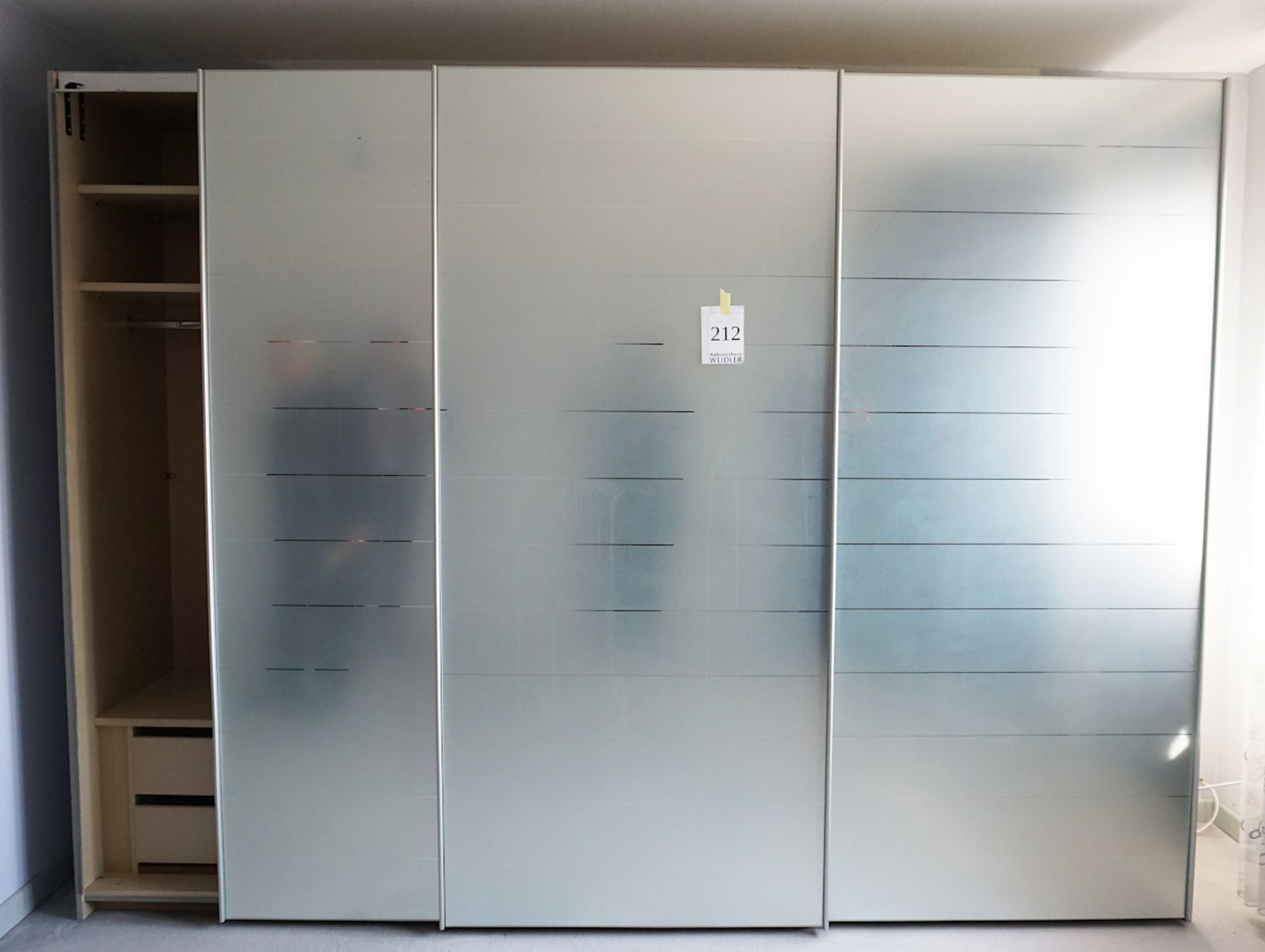 1 Schiebekleiderschrank Modern,1 Kleiderschrank, sowie Vorhänge, Grill und Gartenmöbel, je Asp. (ve