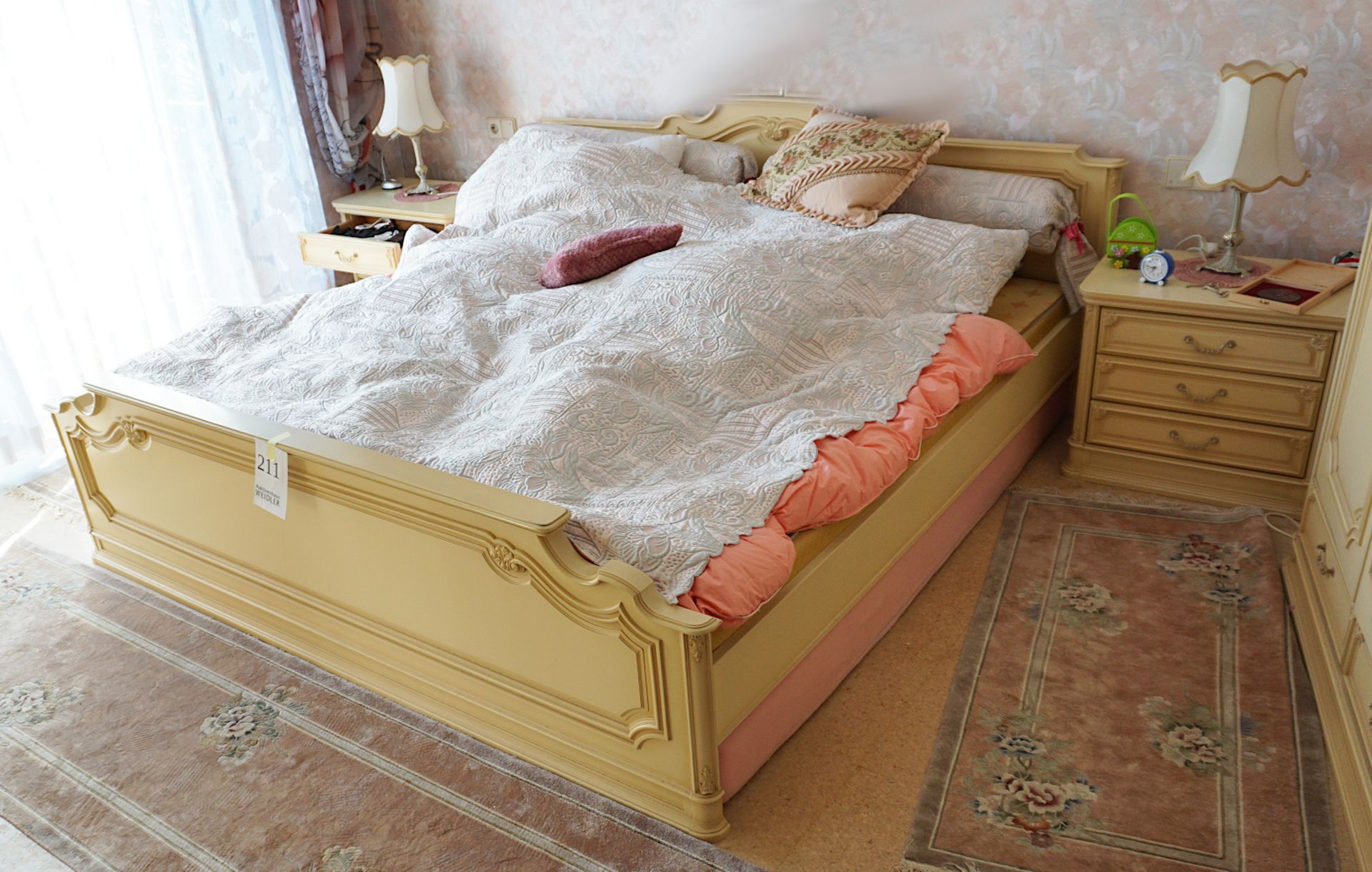 1 Stil-Schlafzimmer, Elfenbein-Farben, Schrankwand, Bett, Wäscheschränke, Vorhänge, Teppiche und Läu