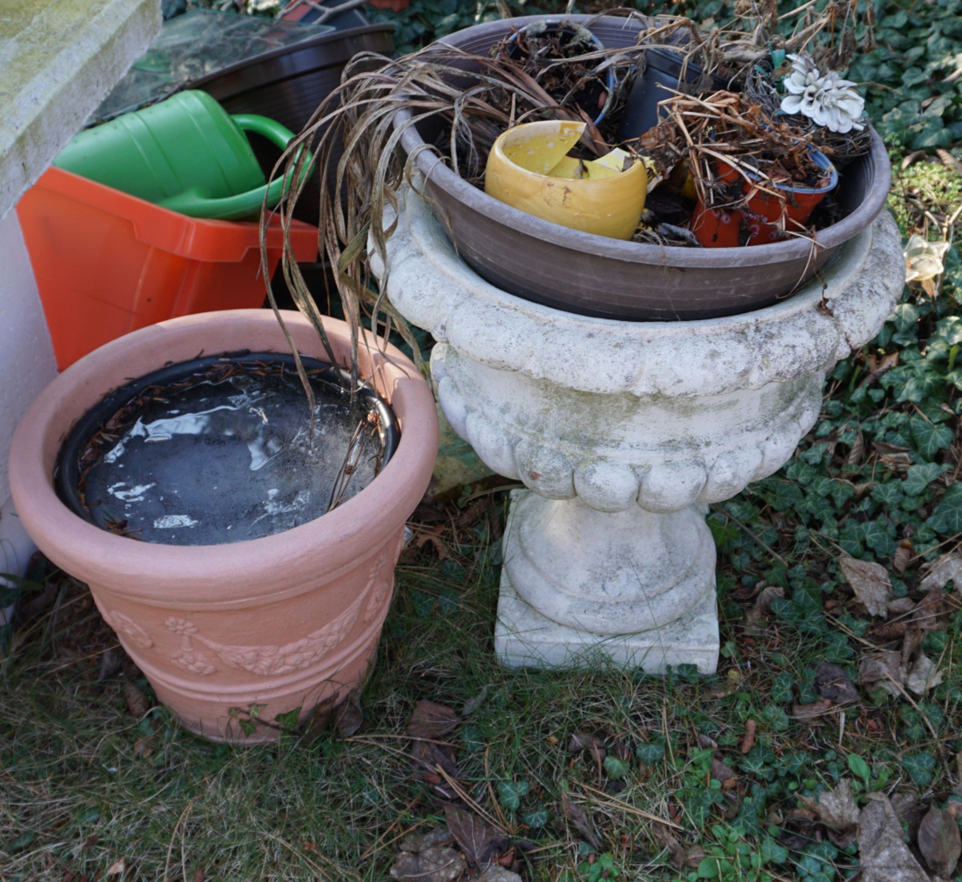 1 Gartenhausinhalt (ohne Satellitenschüssel), 3 weiße Töpfe u.a., Asp. - Bild 2 aus 6