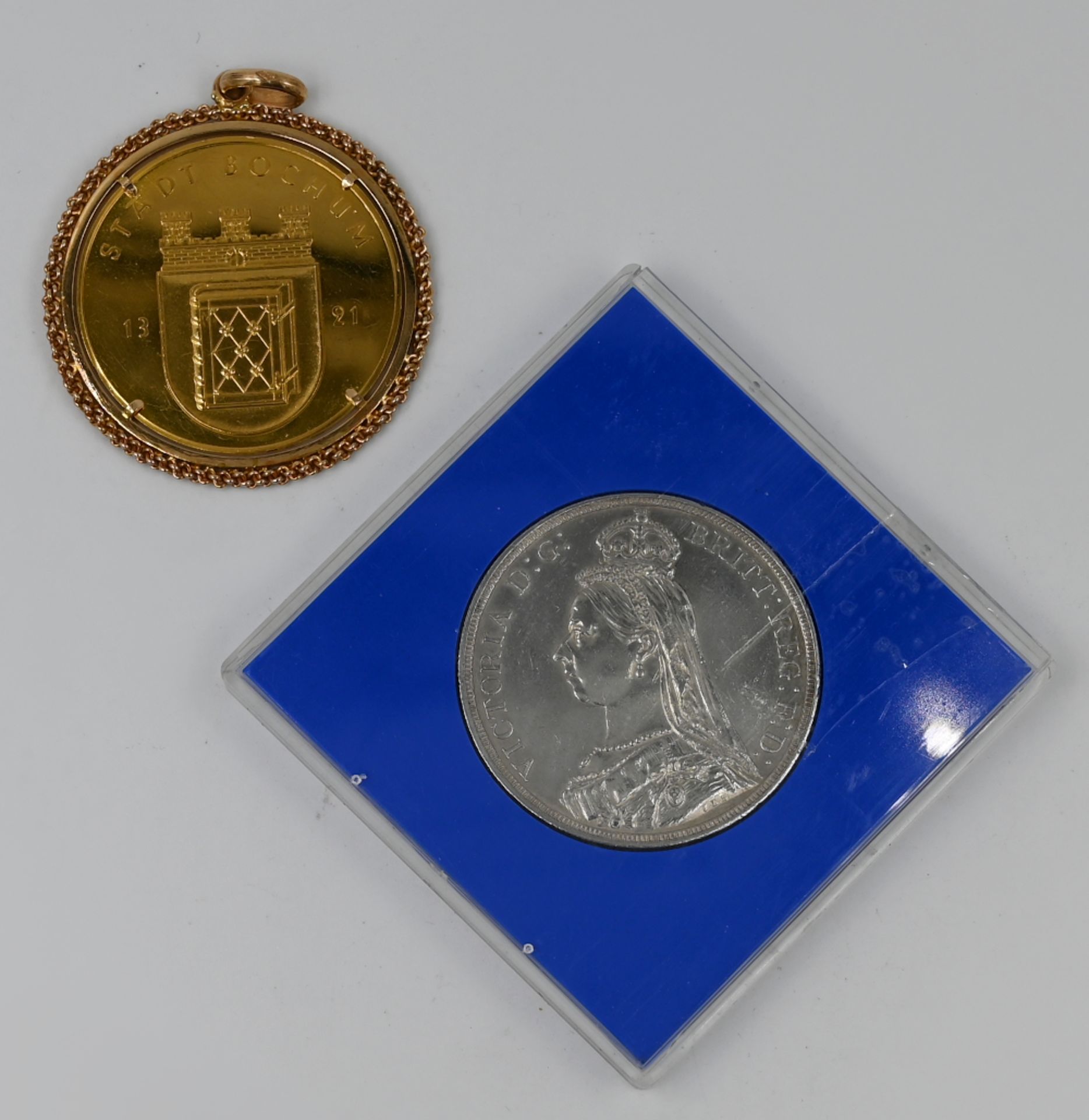 1 Medaille GG der Stadt Bochum "Eröffnung der Ruhr-Universität 1965", als Anhänger gefasst in 18ct.;