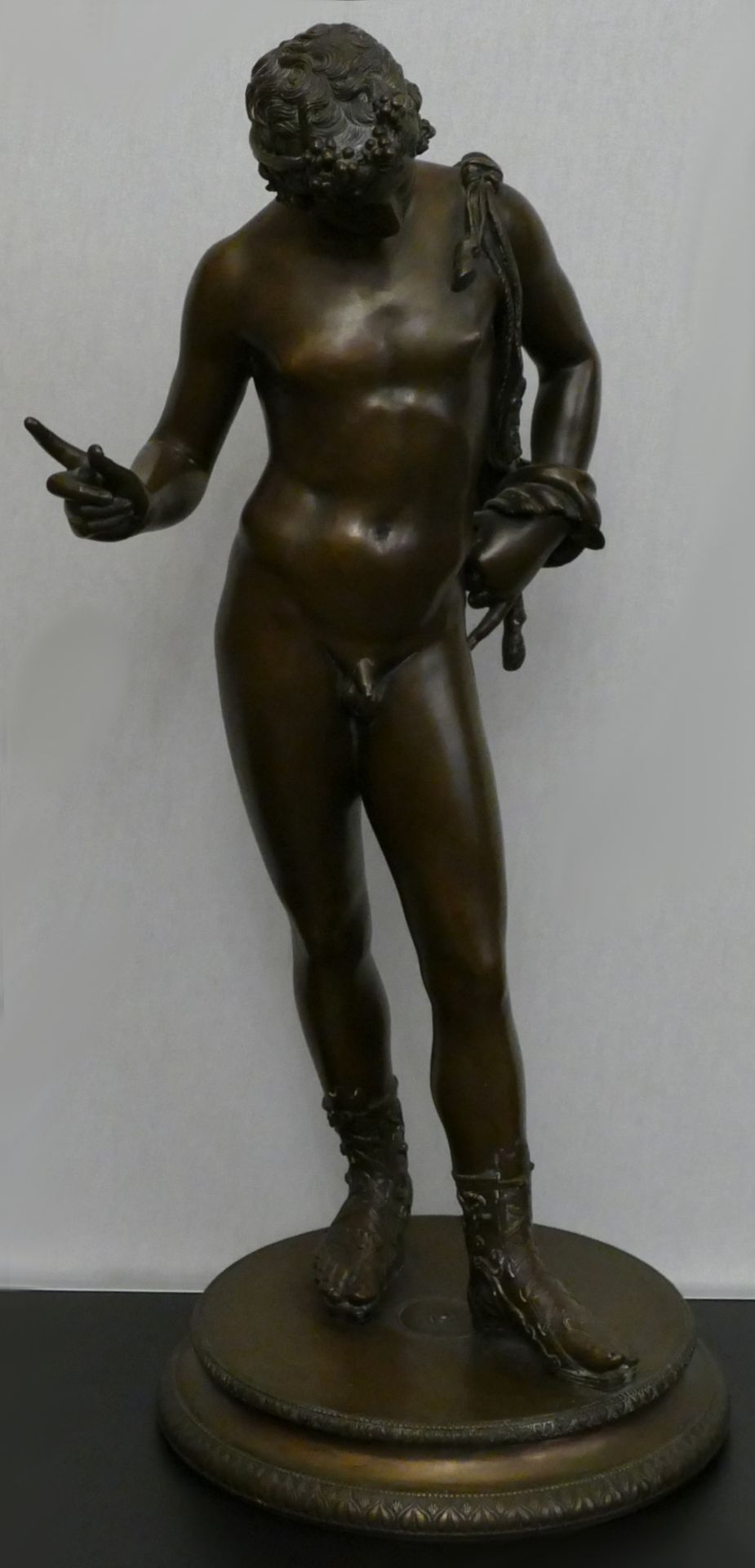 1 Bronzefigur unsign. (wohl 19. Jh.) "Dionysos, sog. Narziss von Pompeji", H mit Sockel ca. 60cm, be