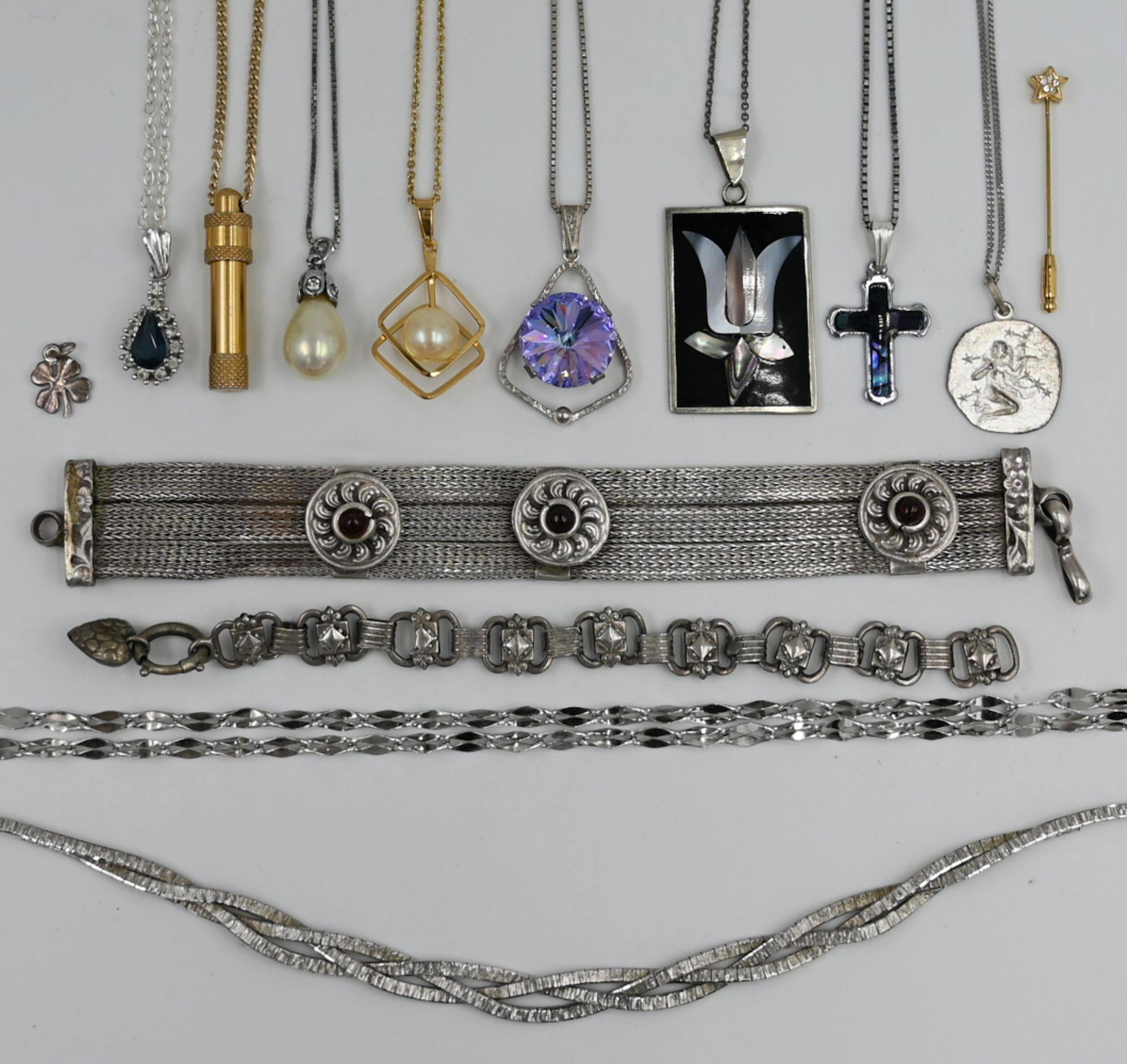 1 Konvolut Schmuck: Silber, Metall u.a., z.T. mit Korallen & Perlen, wohl min. GG, je Asp./Gsp. - Image 2 of 3