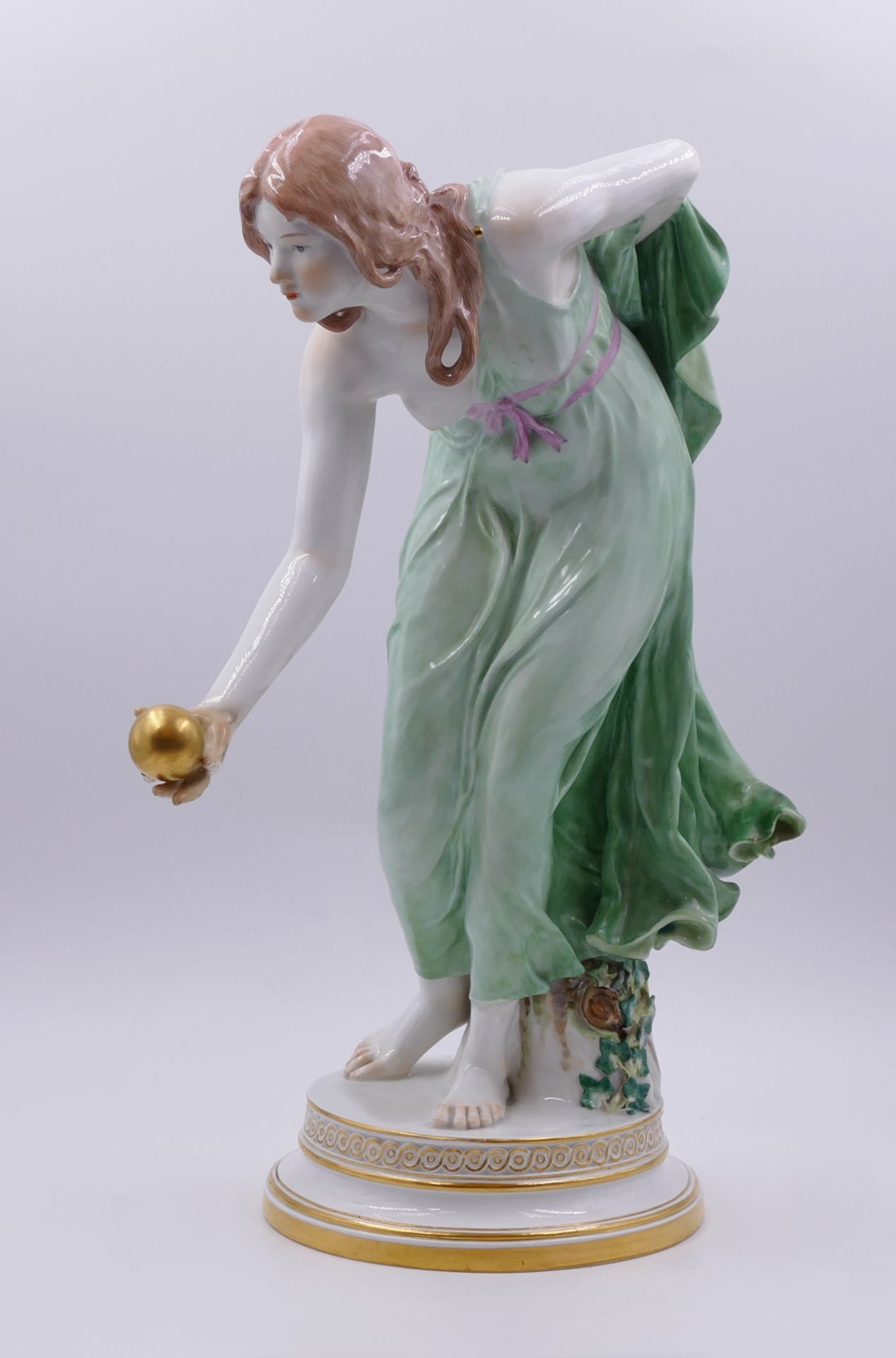 1 Figur Porzellan MEISSEN Knaufschwerter "Kugelspielerin", Entwurf Walter SCHOTT (1861-1938),