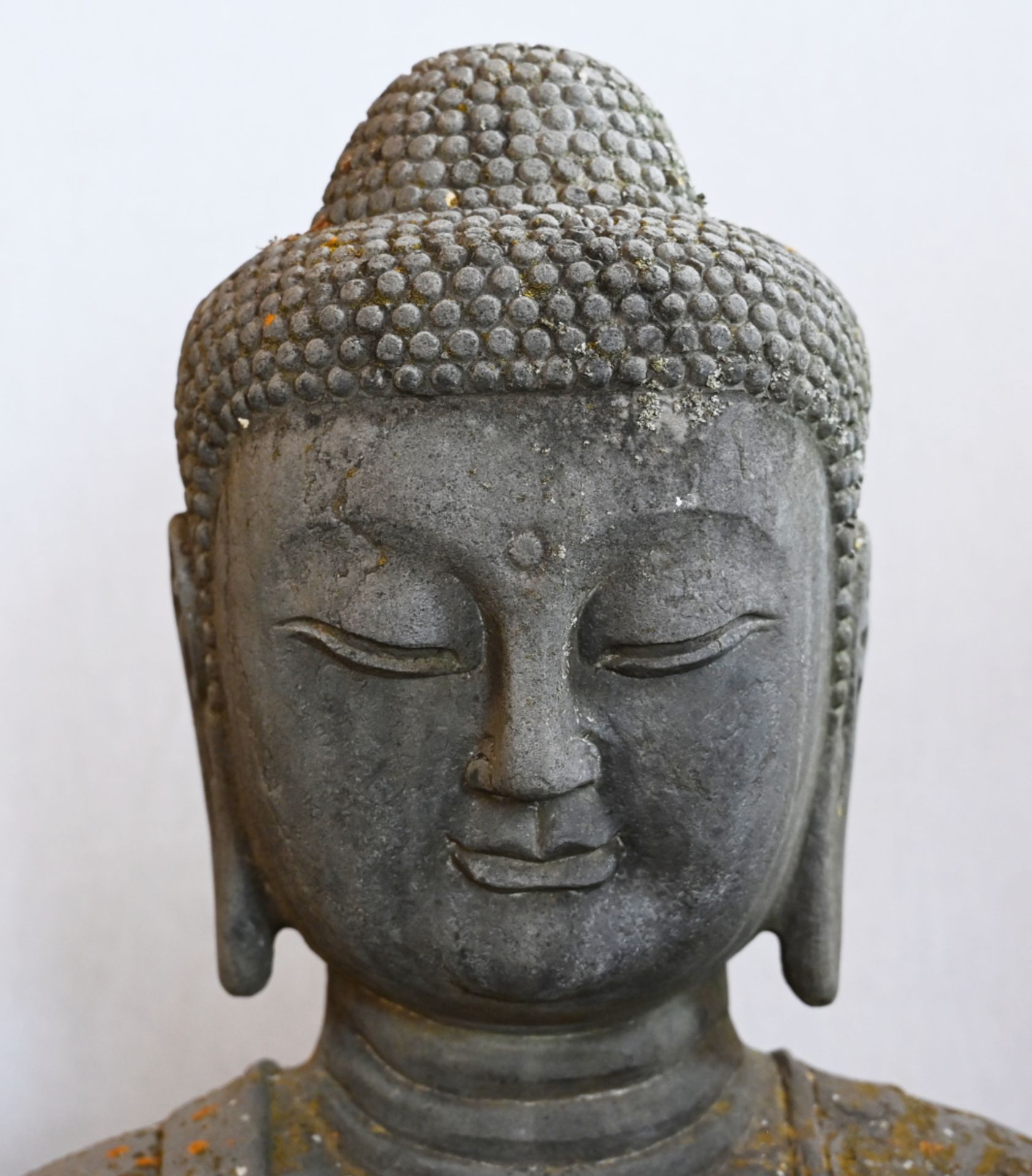 1 Gartenskulptur Stein „Segnender Buddha Sakyamuni mit dem Shunya Mudra-Gestus“,    - Bild 2 aus 3