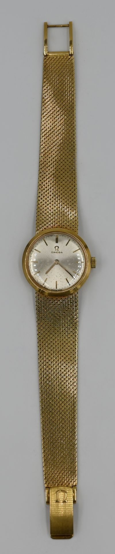 1 Damenarmbanduhr OMEGA, GG 18ct., in Originalschatulle, fleckiges Ziffernblatt, Handaufzug, Uhr läu - Image 2 of 3