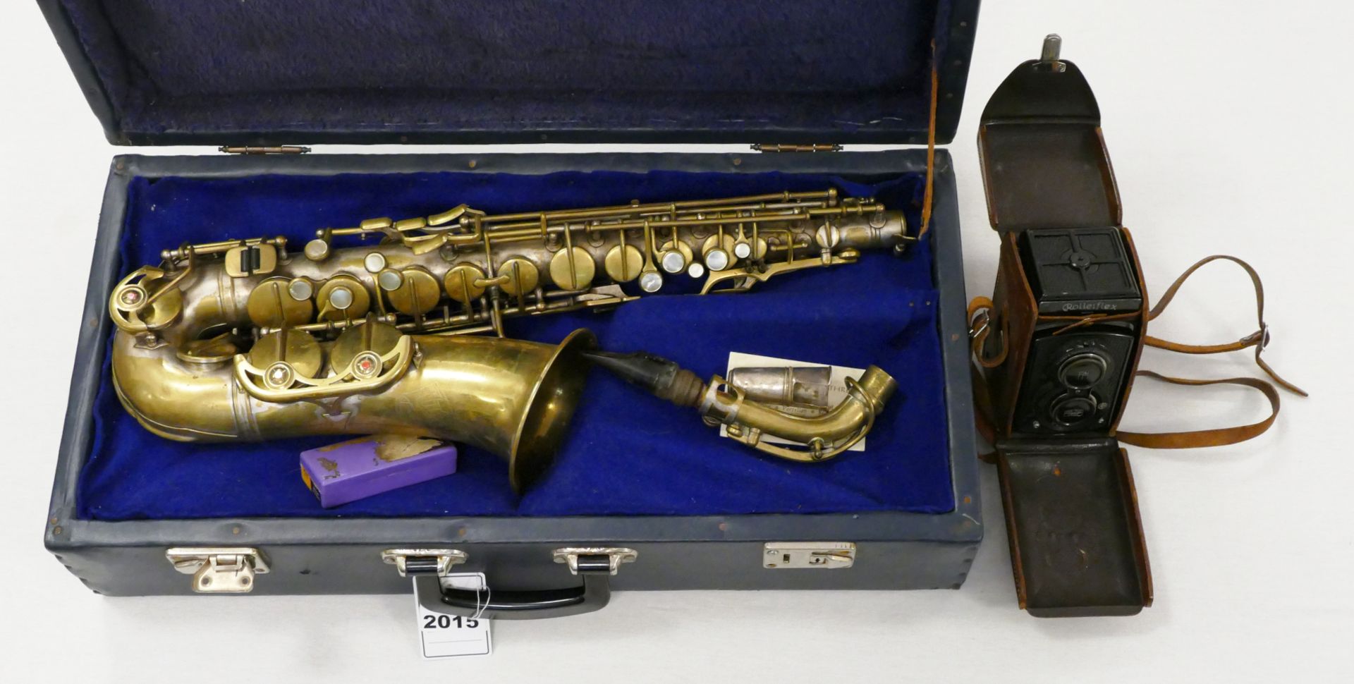 1 Saxophon WELTKLANG "Solist" Messing z.T. mit Perlmutt, H ca. 68cm, min. Zubehör im Tragekoffer, 