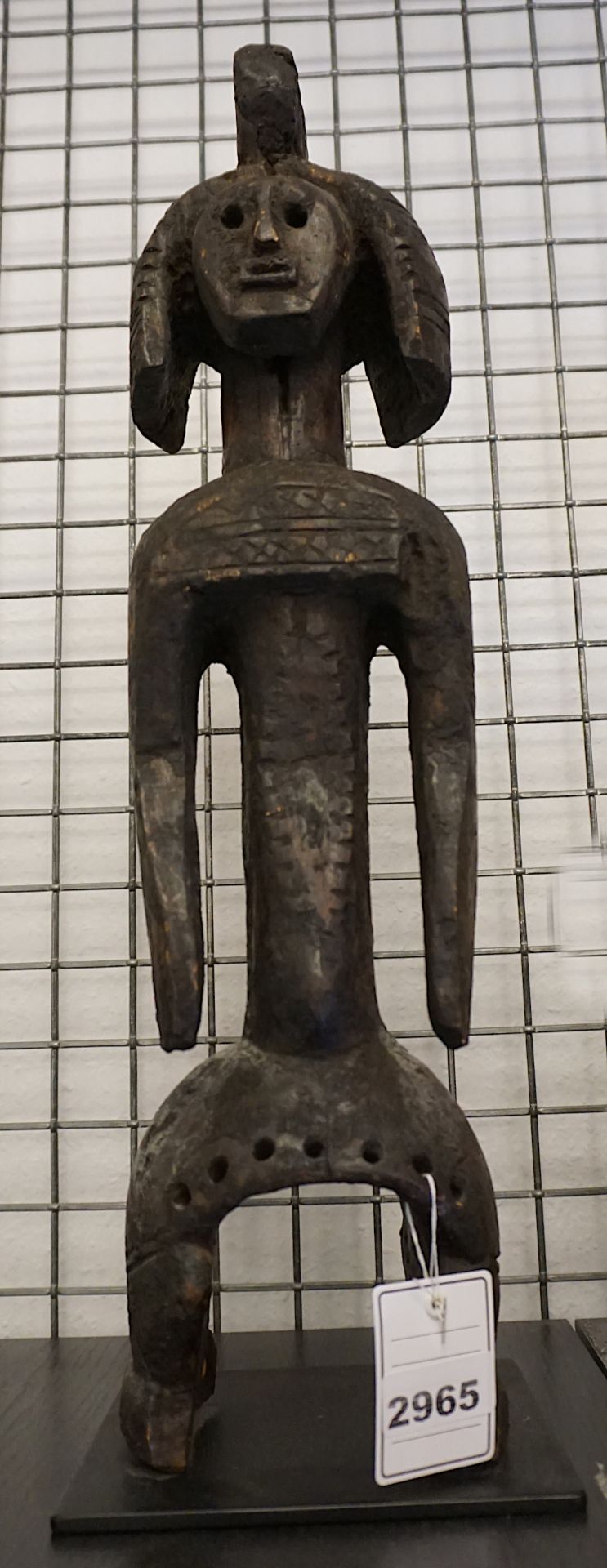 1 Holzfigur lt. EL unters. bez. im Stil der Mumuye Kultur, Nigeria H mit Ständer ca. 57cm, z.T. min.