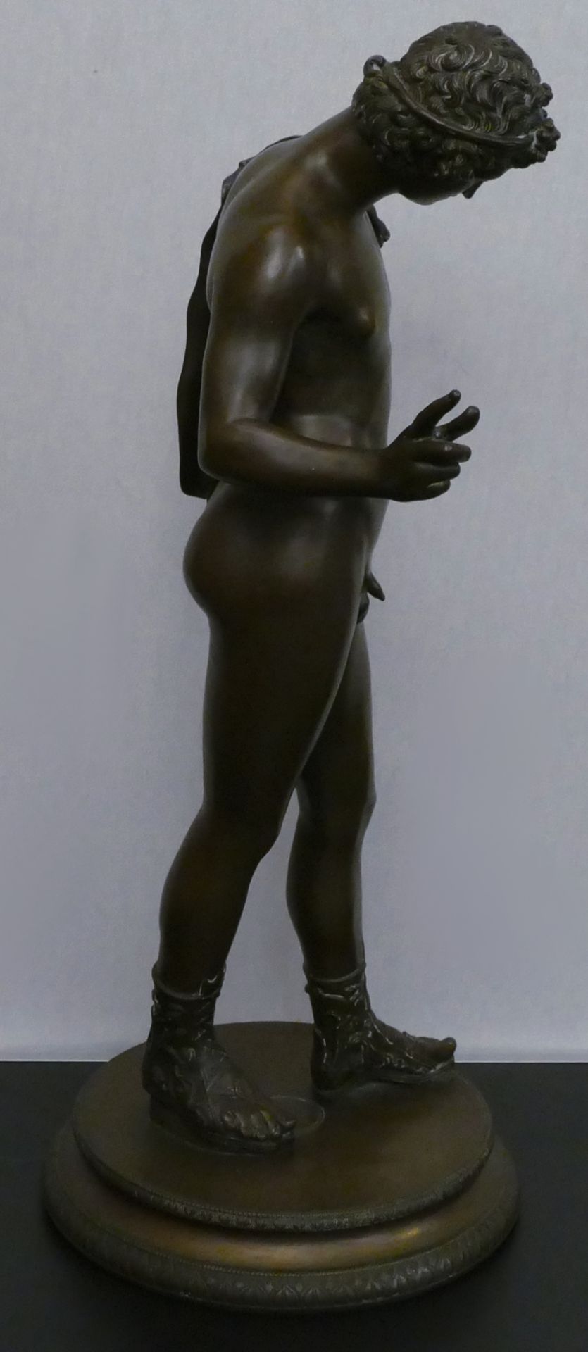 1 Bronzefigur unsign. (wohl 19. Jh.) "Dionysos, sog. Narziss von Pompeji", H mit Sockel ca. 60cm, be - Bild 4 aus 4