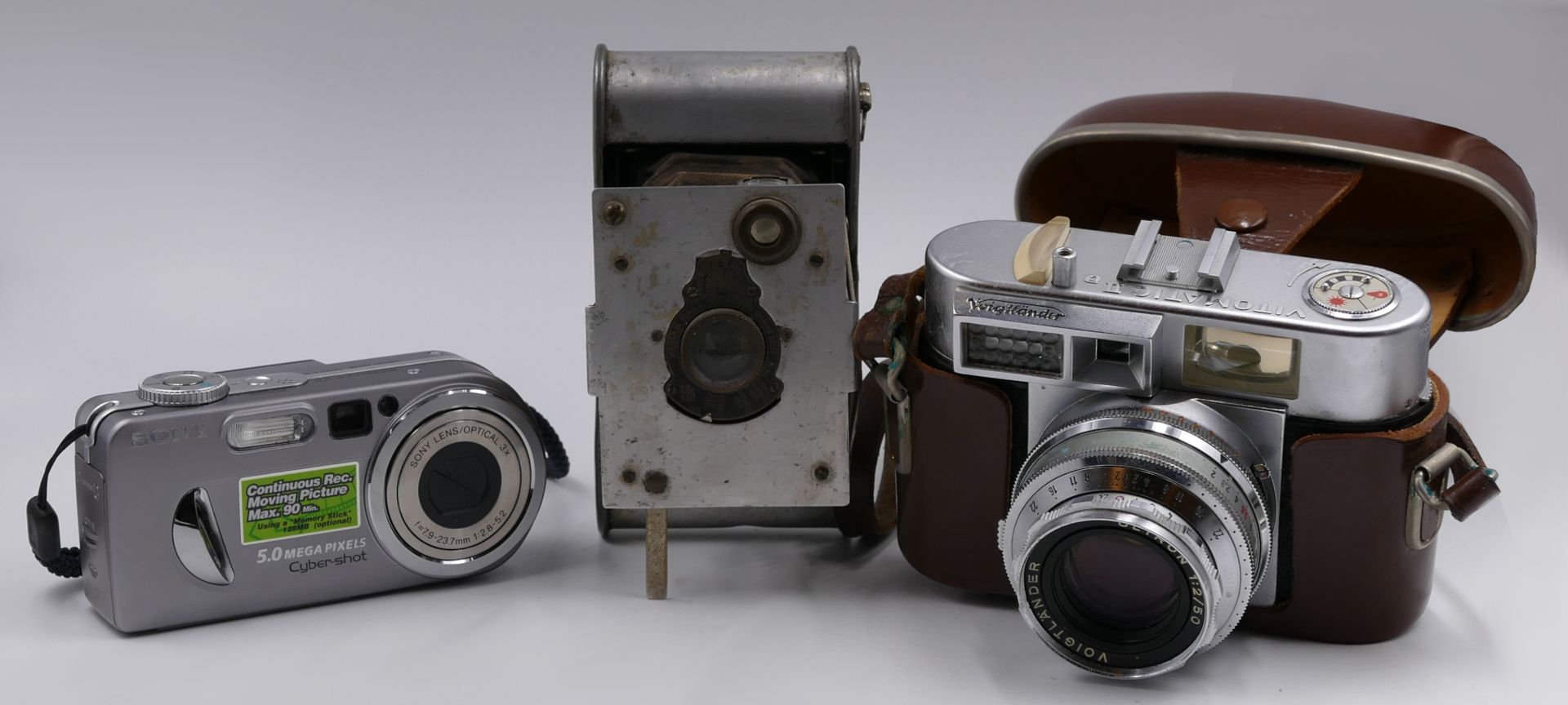 1 Konv. Fotoapparate/-zubehör: Kameras z.B. VOIGTLÄNDER "Vitomatic IIa", CANON "A1", SONY "DSC-P10",