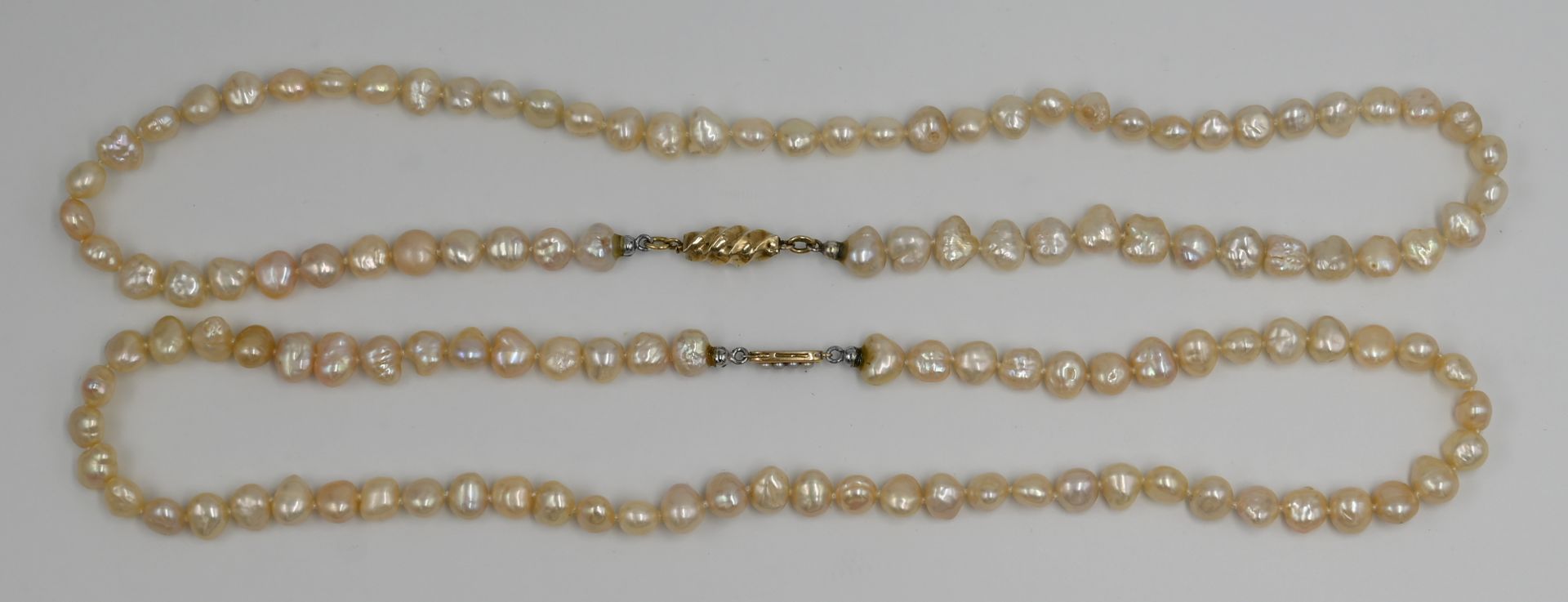 2 Perlenketten, Verschluss je GG 14ct., jeweils Tsp.
