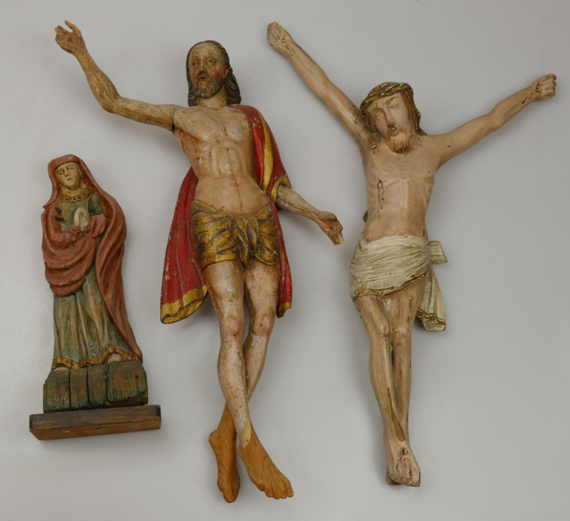 5 Holzfiguren wohl 19. Jh.: Kruzifixe bis H ca. 79cm, "Betende Madonna" H ca. 33cm, u.a., z.T besch.
