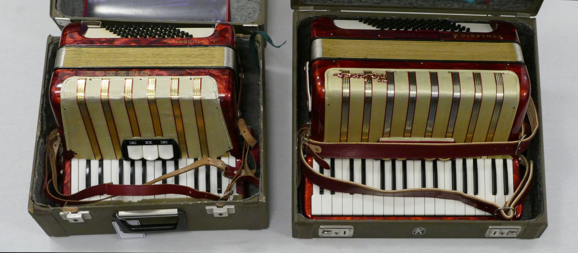 3 Musikinstrumente: 2 Akkordeons: 1x HOHNER "Concerto III" mit 34 Tasten, H ca. 43cm, 1x HOHNER "Stu - Bild 2 aus 2