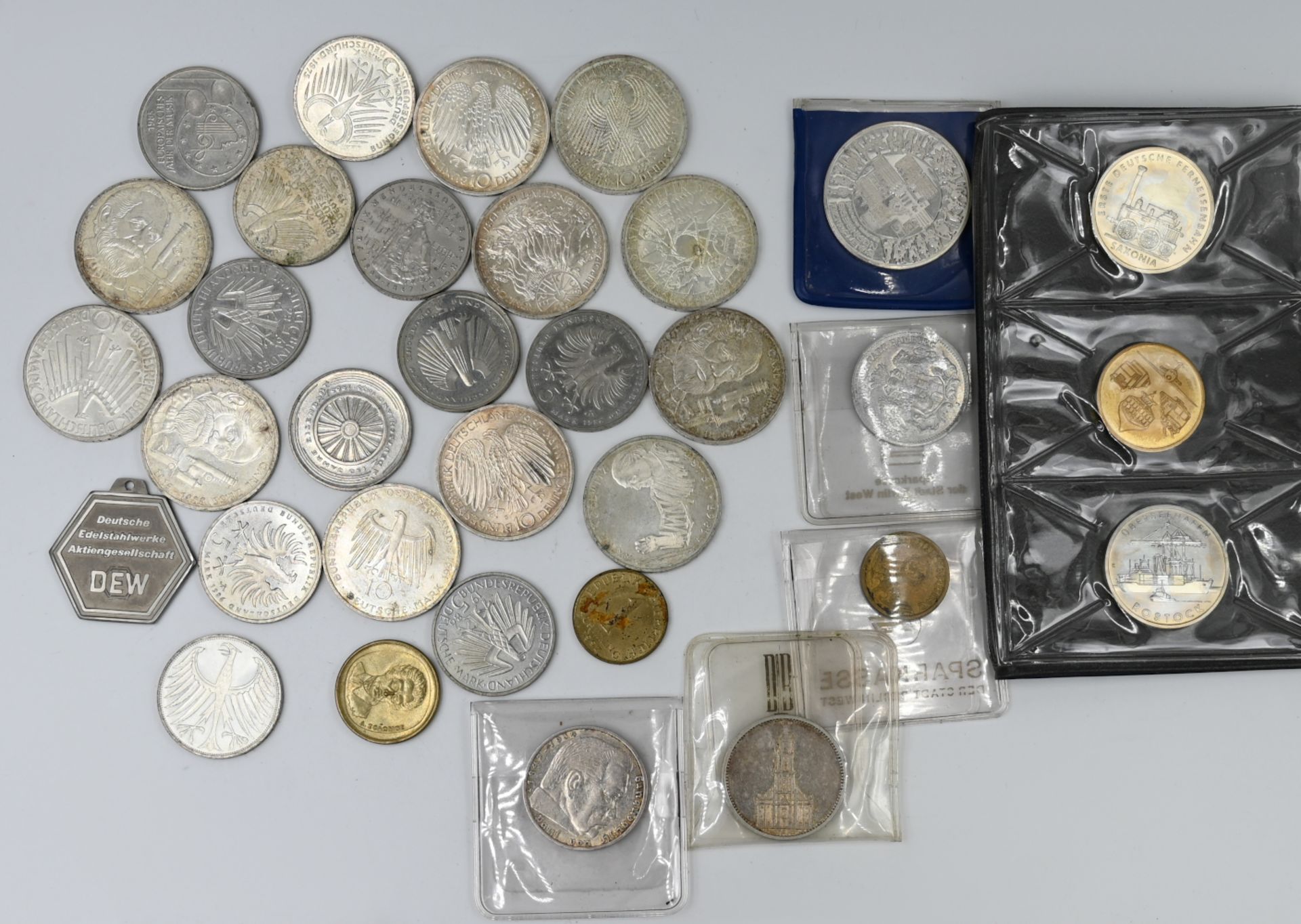 1 Konvolut Münzen/Medaillen: Silber, Metall u.a., BRD 5/10 DM u.a., in der Box, je Asp./Gsp.