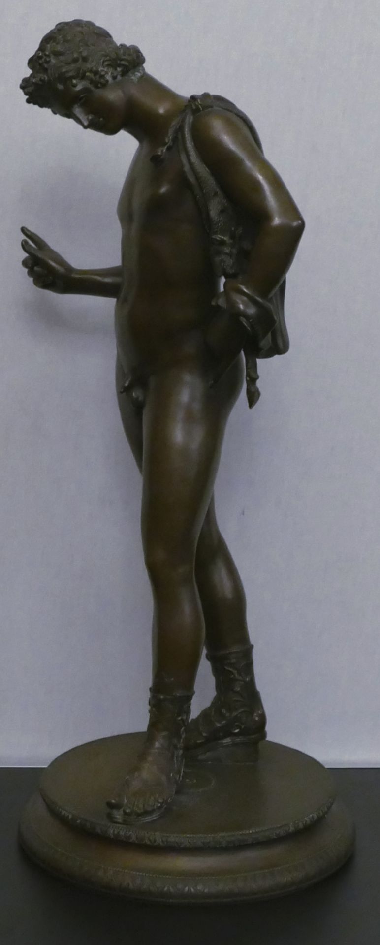 1 Bronzefigur unsign. (wohl 19. Jh.) "Dionysos, sog. Narziss von Pompeji", H mit Sockel ca. 60cm, be - Bild 2 aus 4