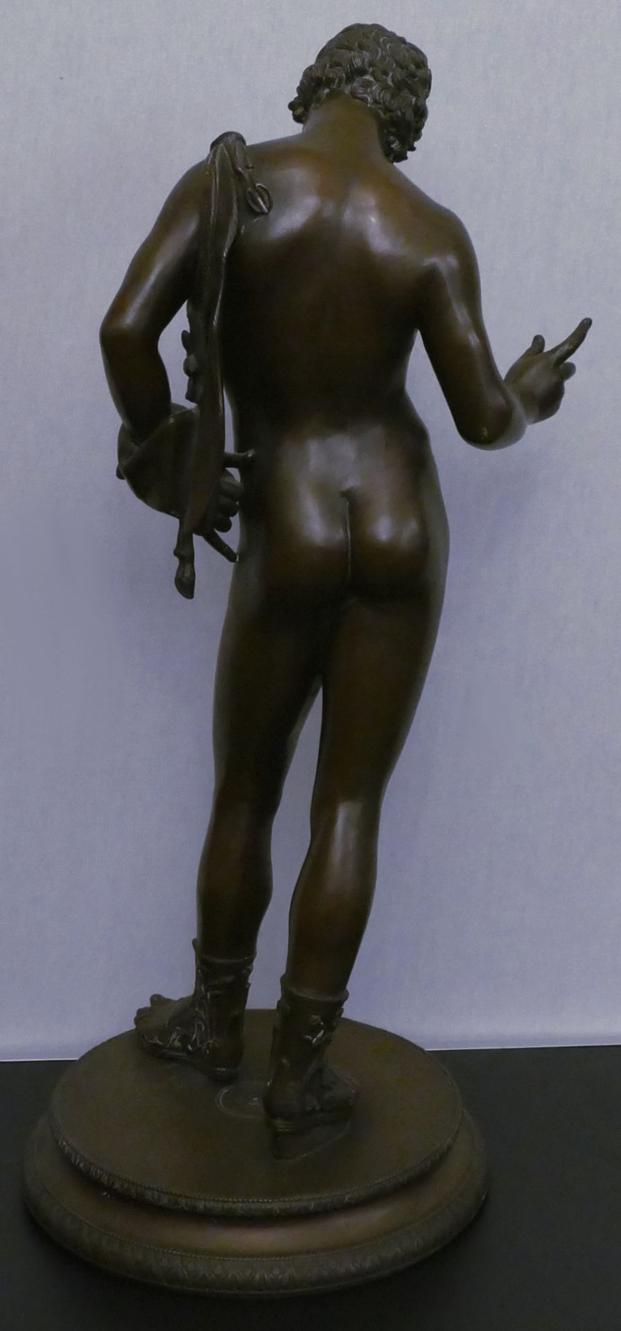 1 Bronzefigur unsign. (wohl 19. Jh.) "Dionysos, sog. Narziss von Pompeji", H mit Sockel ca. 60cm, be - Bild 3 aus 4