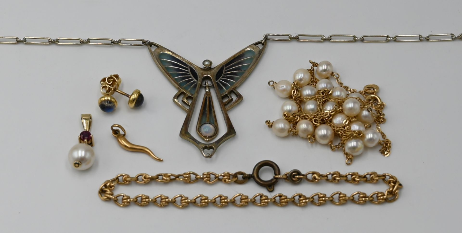 1 Konvolut Schmuck: GG 18ct., z.T. mit Perlen, darunter 1 Paar Ohrstecker mit Mondstein, gekauft bei