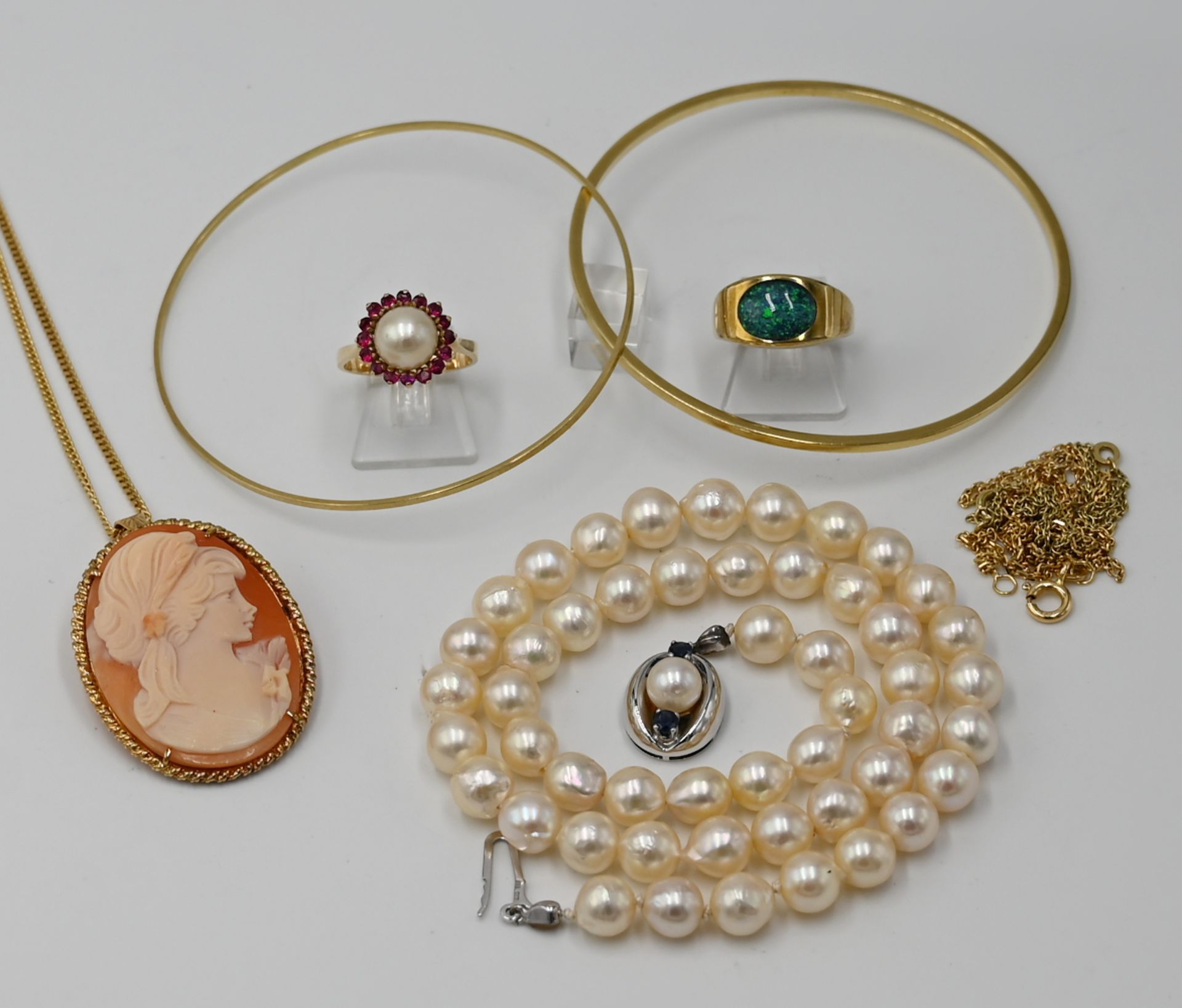 1 Konvolut Schmuck: GG/WG je 14ct., z.T. mit Perlen, Opal, Gemme, je Asp./Gsp.