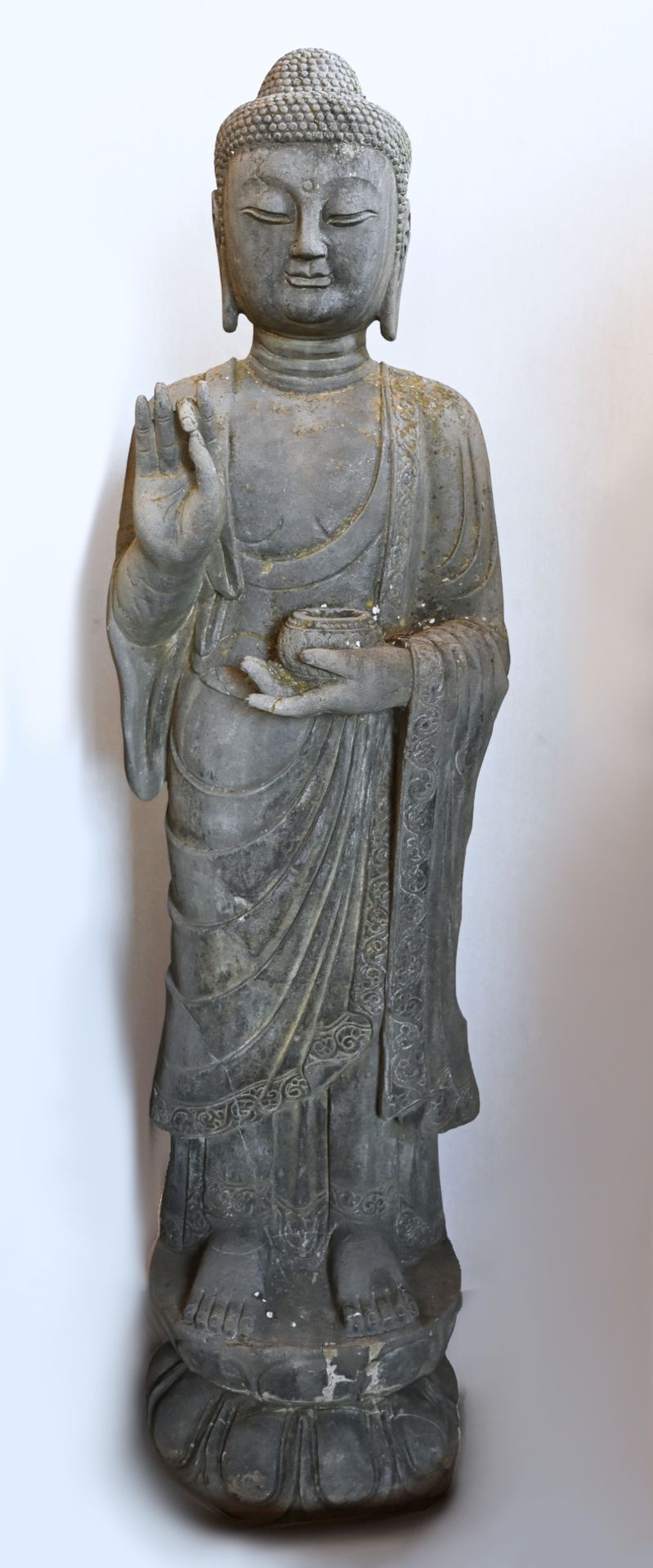 1 Gartenskulptur Stein „Segnender Buddha Sakyamuni mit dem Shunya Mudra-Gestus“,   