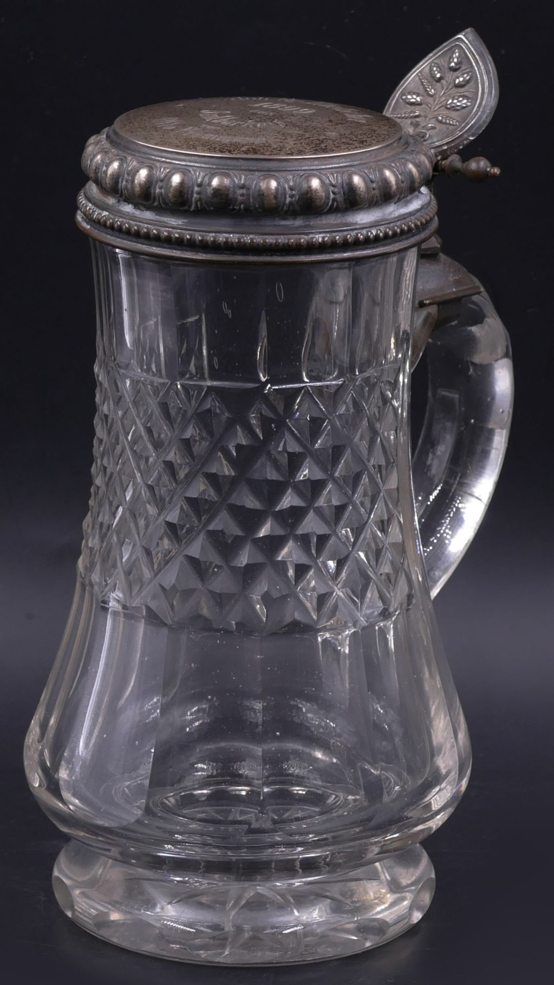 1 Bierkrug Glas auf Deckel dat. 1899, bez. "Joch. Gg. EHRLICHER aus Dankbarkeit von Otto FROMMANN" c