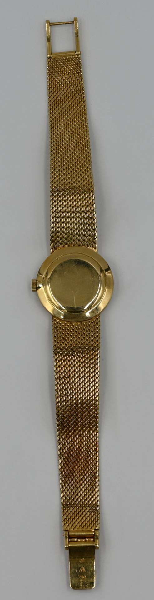 1 Damenarmbanduhr OMEGA, GG 18ct., in Originalschatulle, fleckiges Ziffernblatt, Handaufzug, Uhr läu - Image 3 of 3