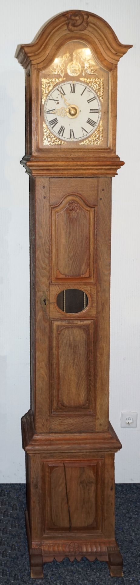 1 Standuhr wohl 18. Jh., Holz wohl Eiche mit Metallbeschlägen z.T. vergoldet, H ca. 218cm, 2 Gewicht