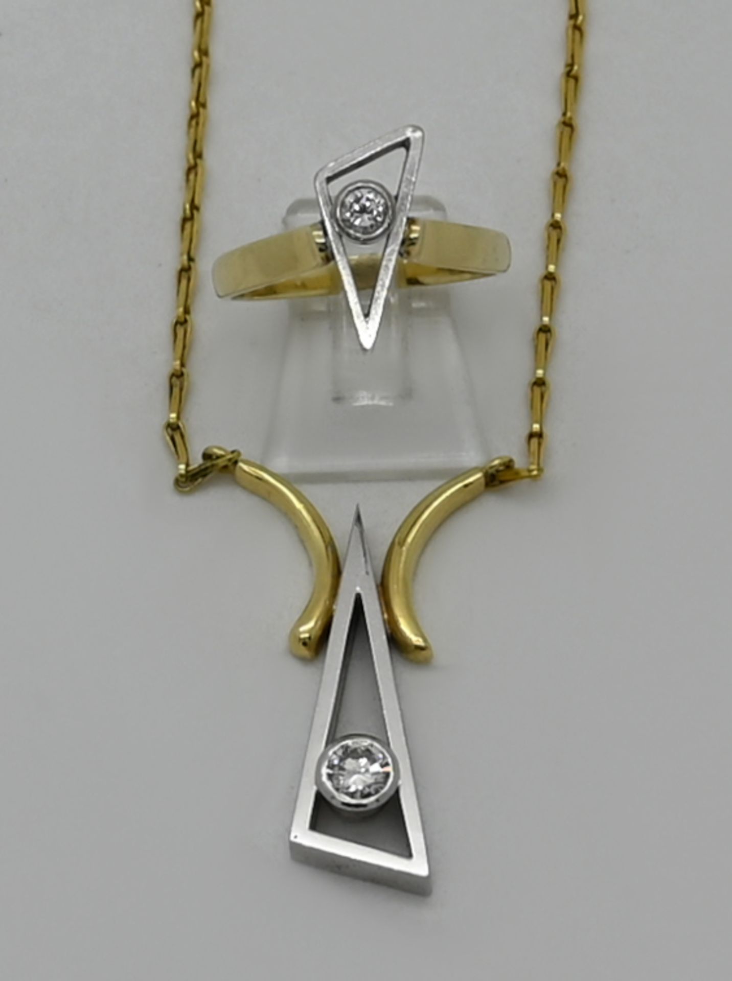 1 Set: Collier und Ring je GG/WG 14ct., je Anfertigung des Goldschmiedes K.J. GESSNER Nürnberg, 