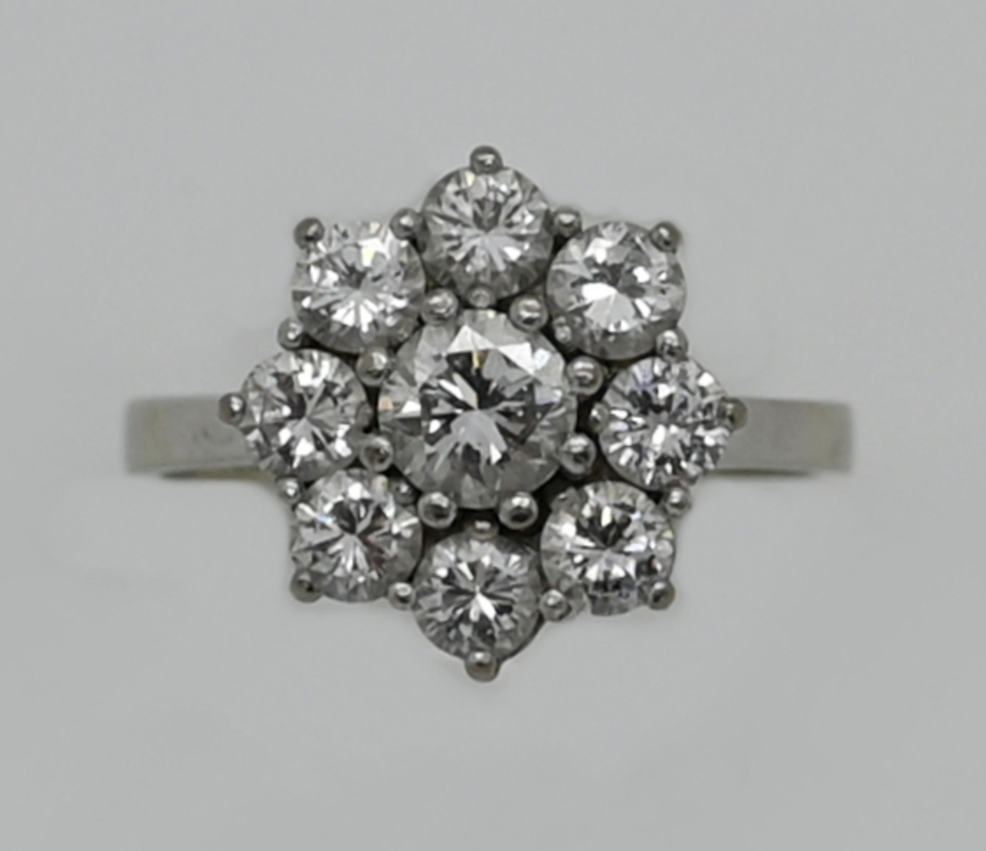 1 Damenring WG 18ct., zentral Brill. ca. 0,5ct., Brill.-kranz je wohl ca. 0,15ct., je Einschlüsse (u