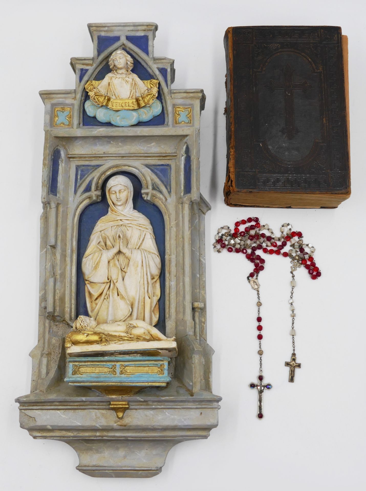 1 Konv. religiöse Figuren 20. Jh., Holz u.a., Wandappliken "Madonna mit Kind" bis H ca. 47cm, "Hl. C