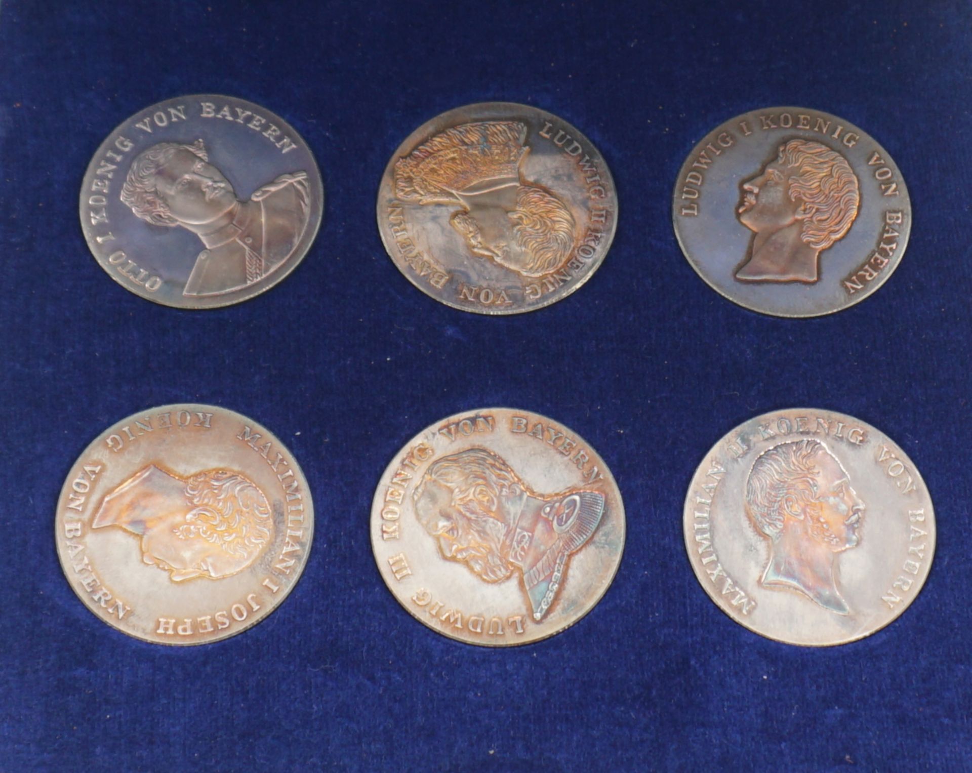 1 Set "Offizielle Gedenkmünzen 500 Jahre Amerika" in Silber u.a., sowie 1 Set "Medaillen der 6 Bayer - Bild 3 aus 3