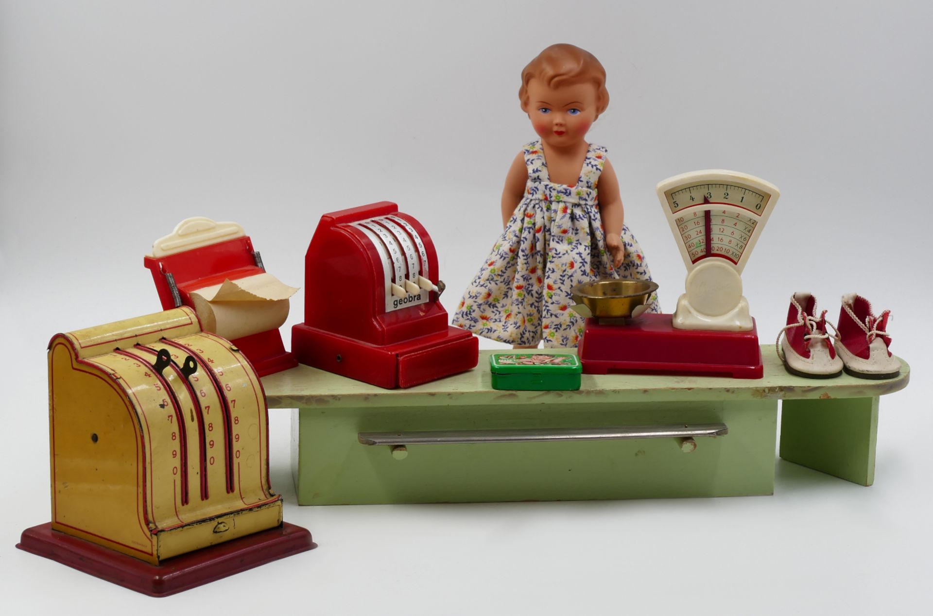 1 Puppenkaufladen wohl 1950er/60er Jahre ca. 25x70x35cm, mit Einrichtung, versch. Puppen Martha MAAR