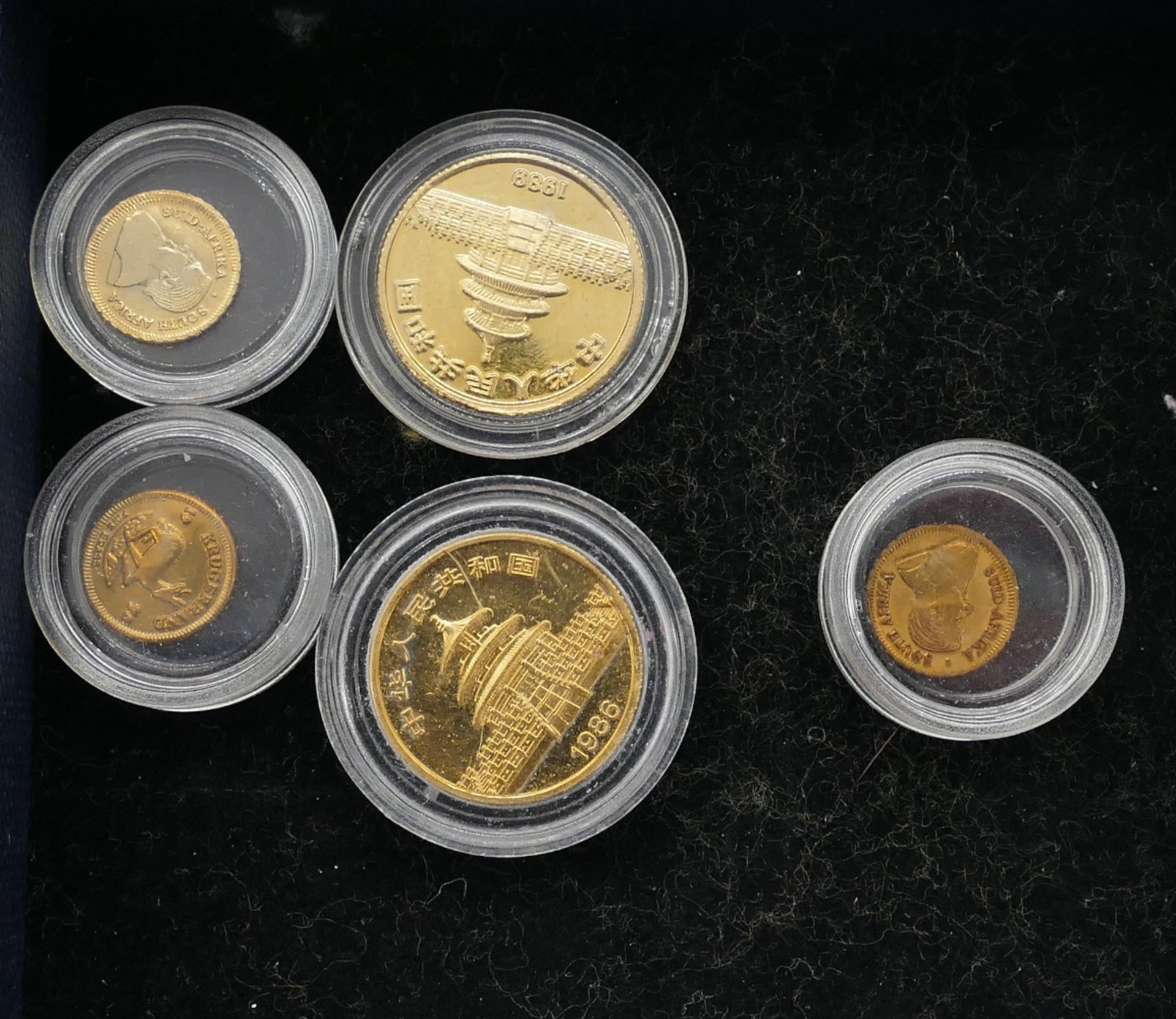 1 Konv. Münzen/Medaillen: Metall u.a., wie z.B. Kursmünzsets in €, vergoldete Münzsets versch. Lände - Bild 2 aus 4