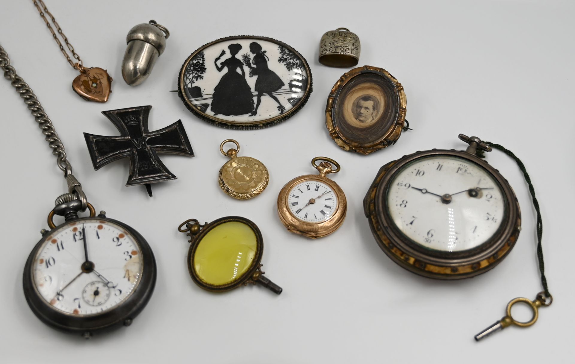 1 Damentaschenuhr um 1900, z.T. GG 14ct., 2 Taschenuhren, wohl je Metall, je um 1900, versch. Brosch